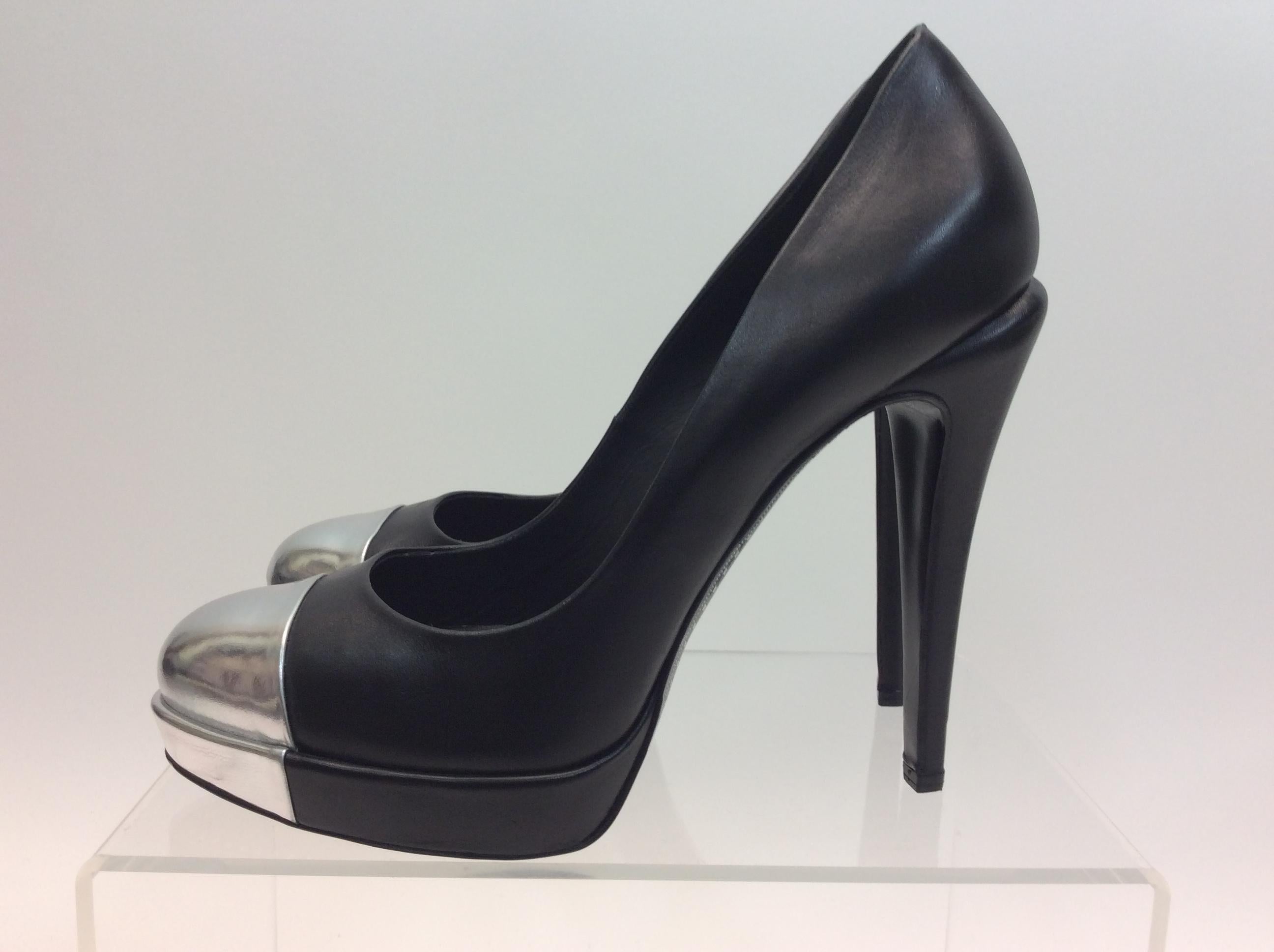 Chanel Black Leather and Silver Pump
$750
Made in Italy
Leather
Size 39.5
.75