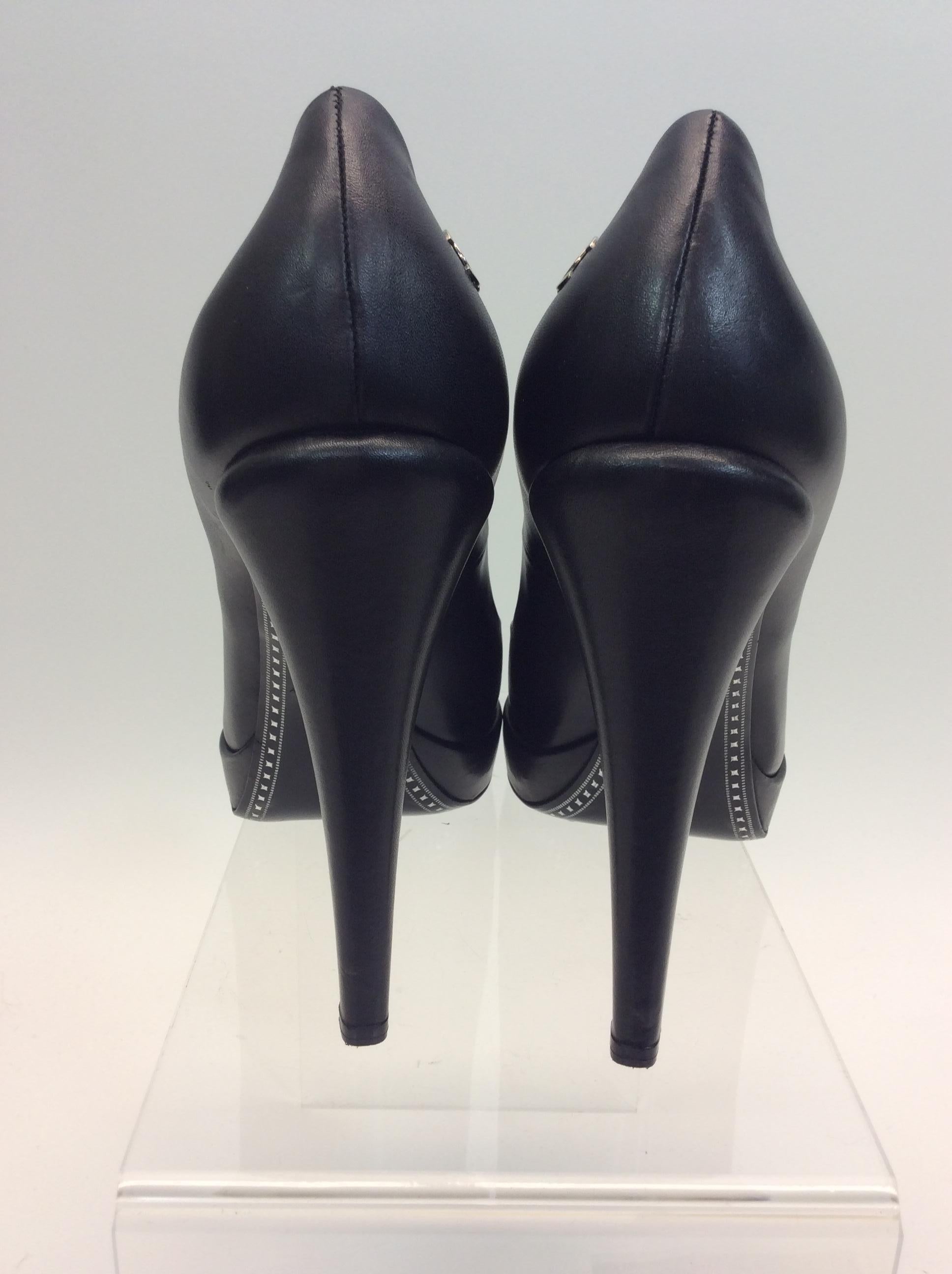 Chanel Black Leather and Silver Pump In Excellent Condition For Sale In Narberth, PA