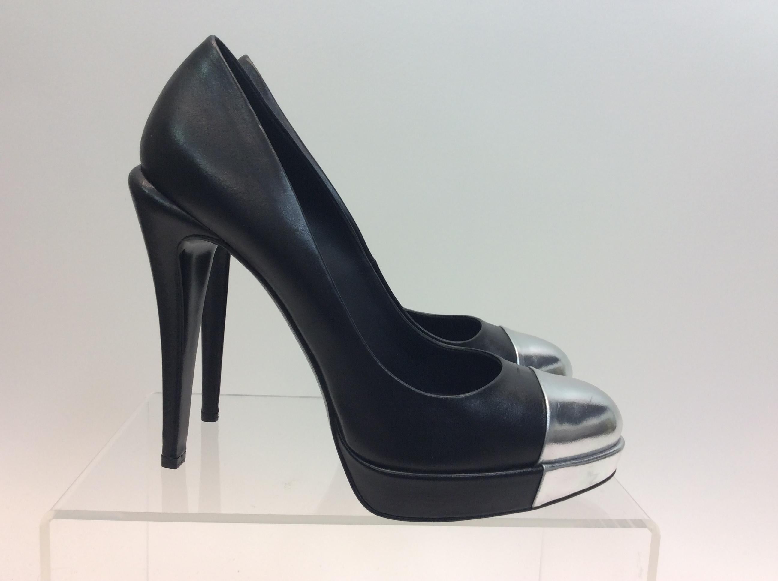 Women's Chanel Black Leather and Silver Pump For Sale