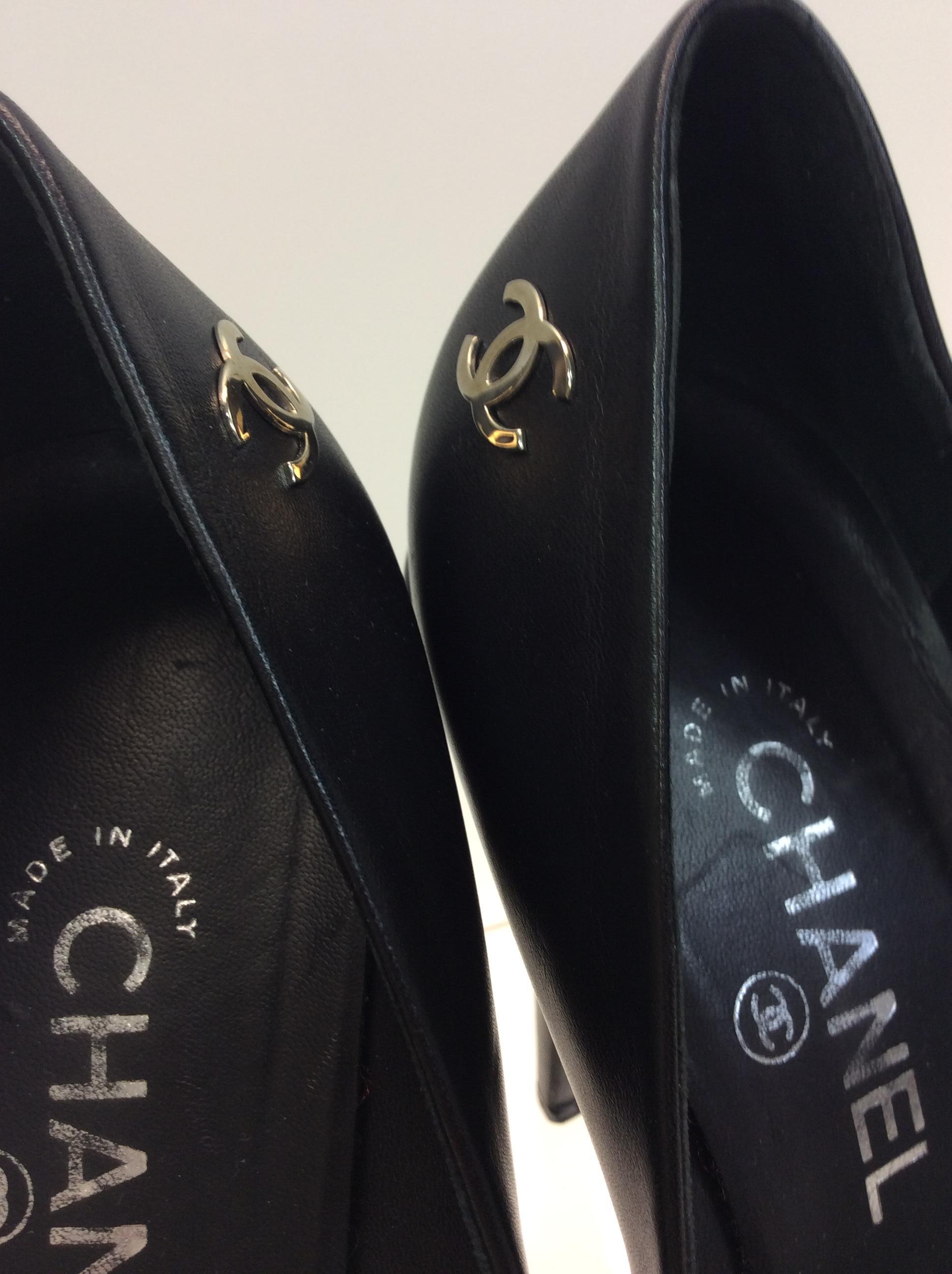 Chanel Black Leather and Silver Pump For Sale 1