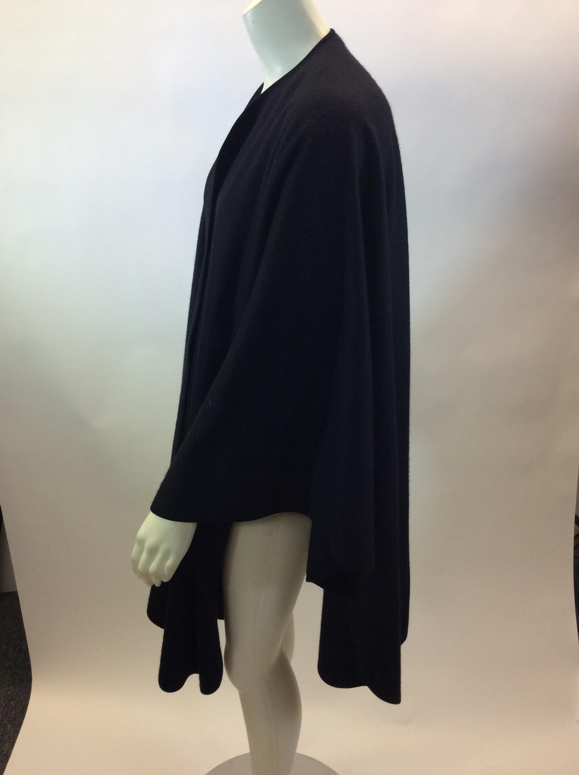 Loro Paina Black Cashmere Shawl
$699
Made in Italy
100% Cashmere
Length 38