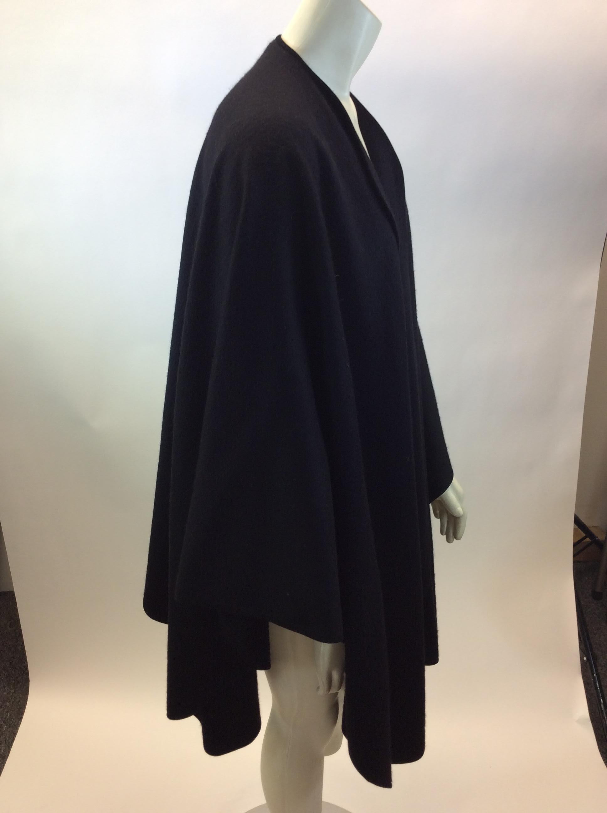 Loro Paina Black Cashmere Shawl In Good Condition For Sale In Narberth, PA
