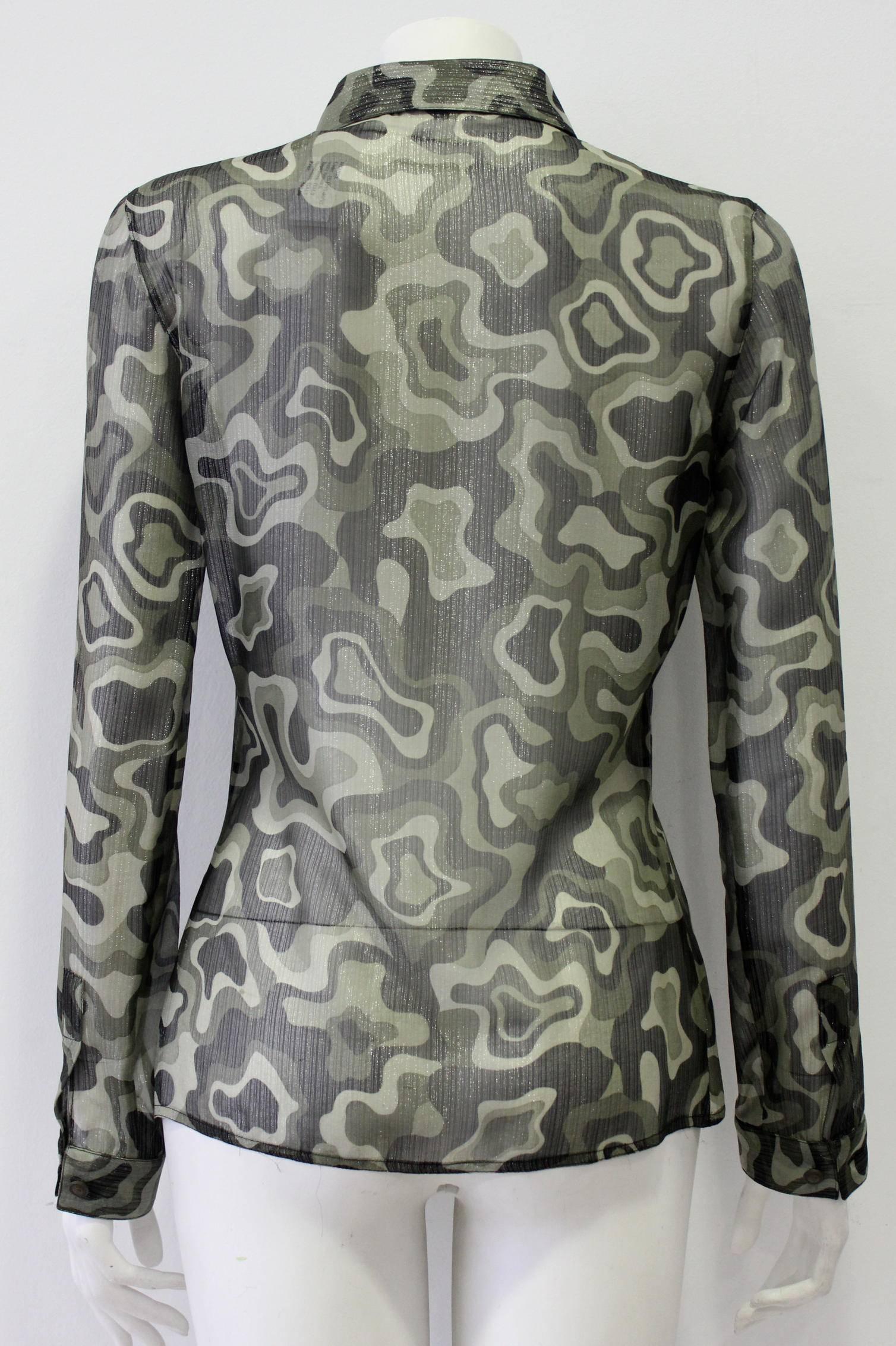 This Istante Shirt is Cut From Featherweight Silk, With A Beautiful Militaire Print Featuring Olive Green Medusa Buttons. Would Look Great With Jeans And Pumps.