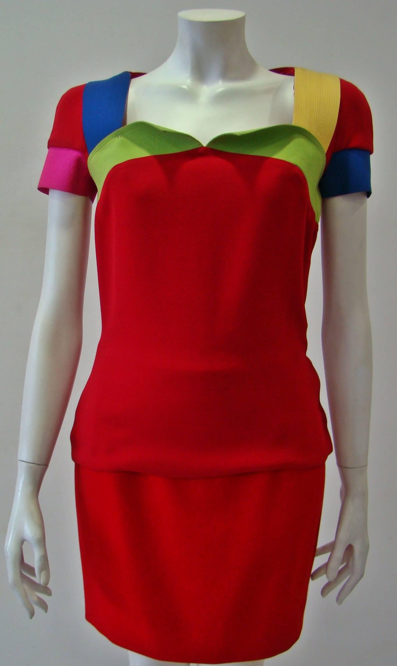 An Elegant Color Block Tunic. 100%Silk Top Featuring Short Sleeves, A Square Neck And A Concealed Zip Fastening At Side. Wear It With A Mini Skirt And High Heels And Be Wonderful.