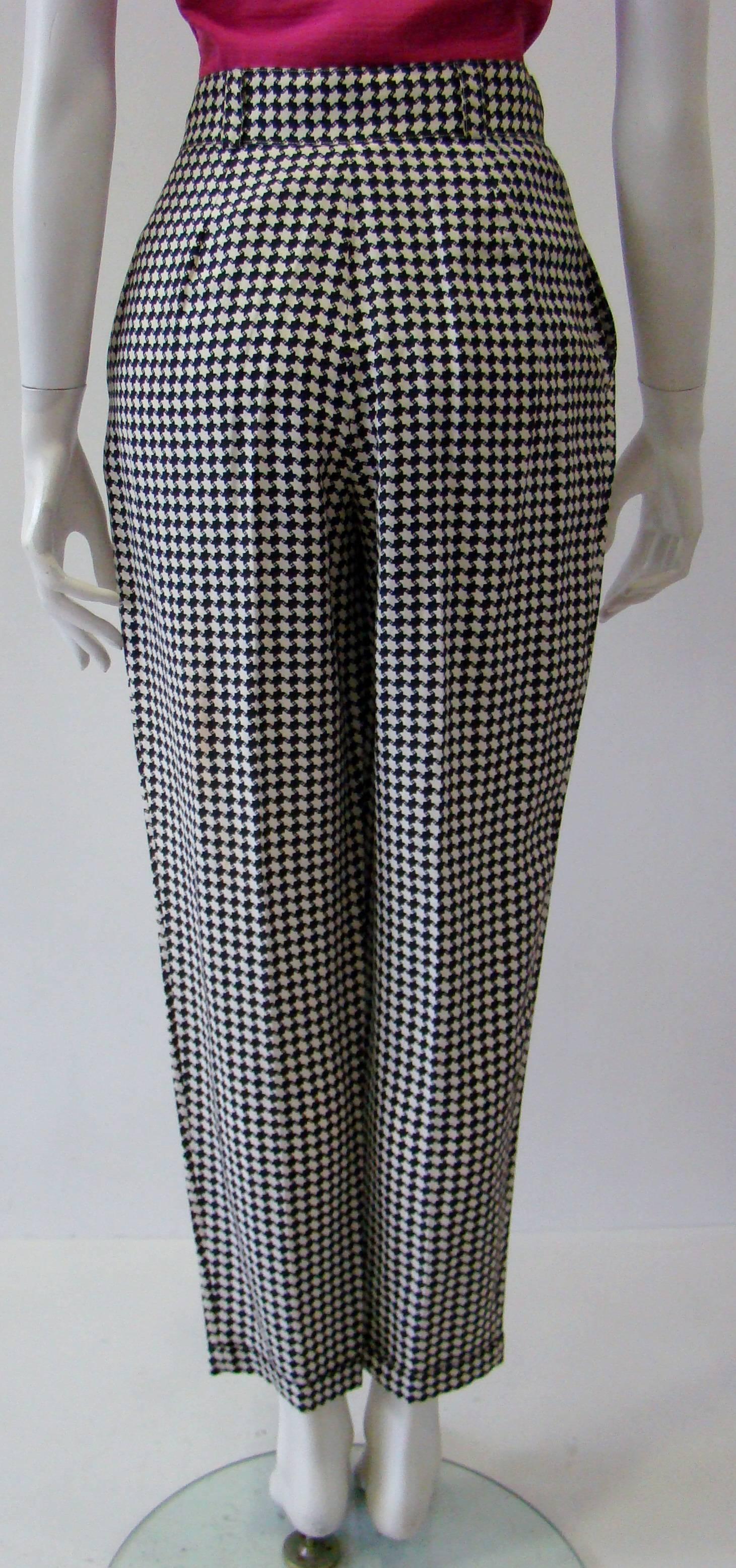 Women's Gianni Versace Black and White Stars Print High Waisted Pants For Sale