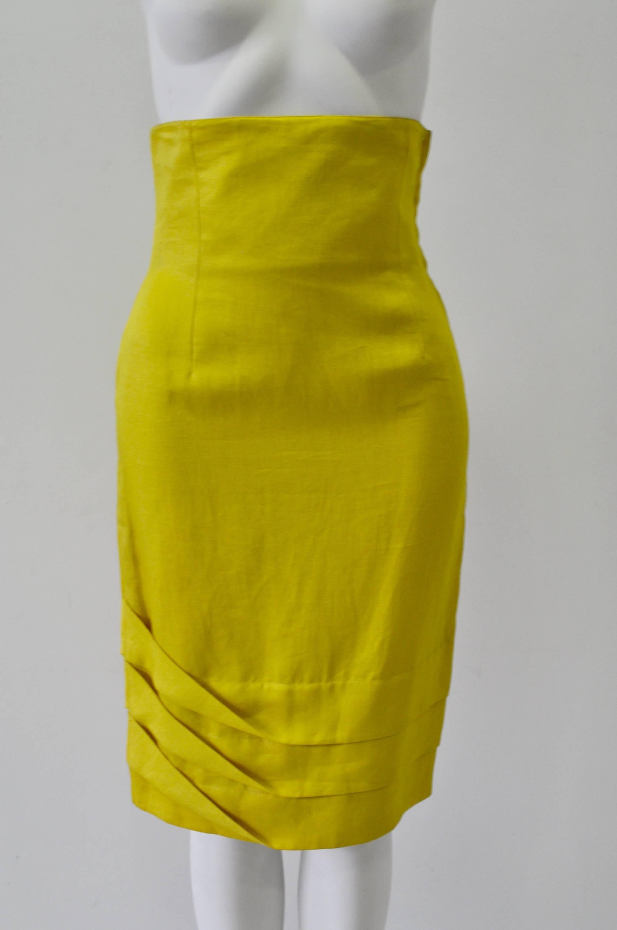 Exceptional Gianni Versace Haute Yellow High Waisted 100% Linen Skirt featuring Original One-Sided 3 Tier Pleat Detail Hem
