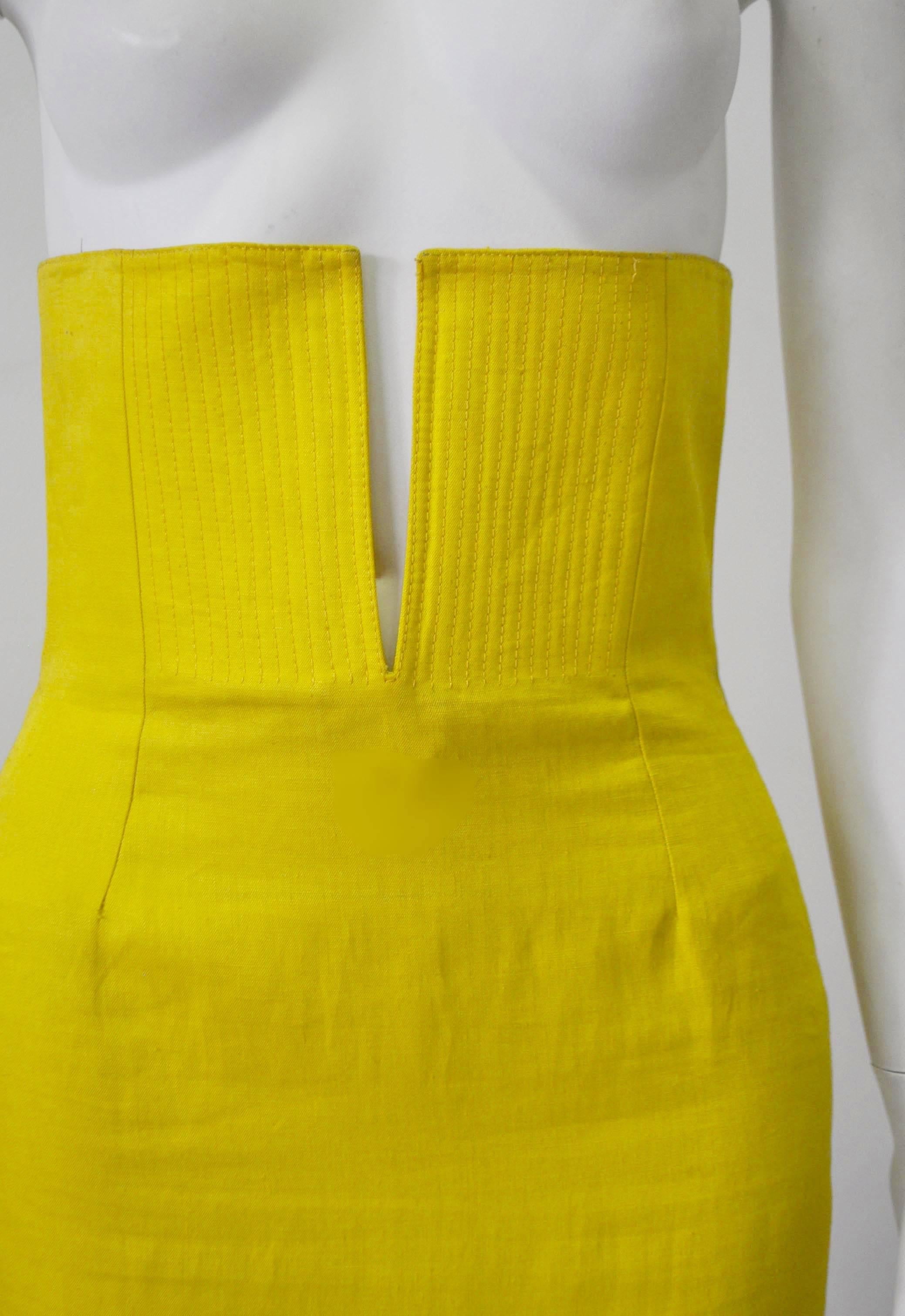 Exceptional Gianni Versace Haute Yellow High Waisted Linen Skirt In Excellent Condition For Sale In Athens, Agia Paraskevi