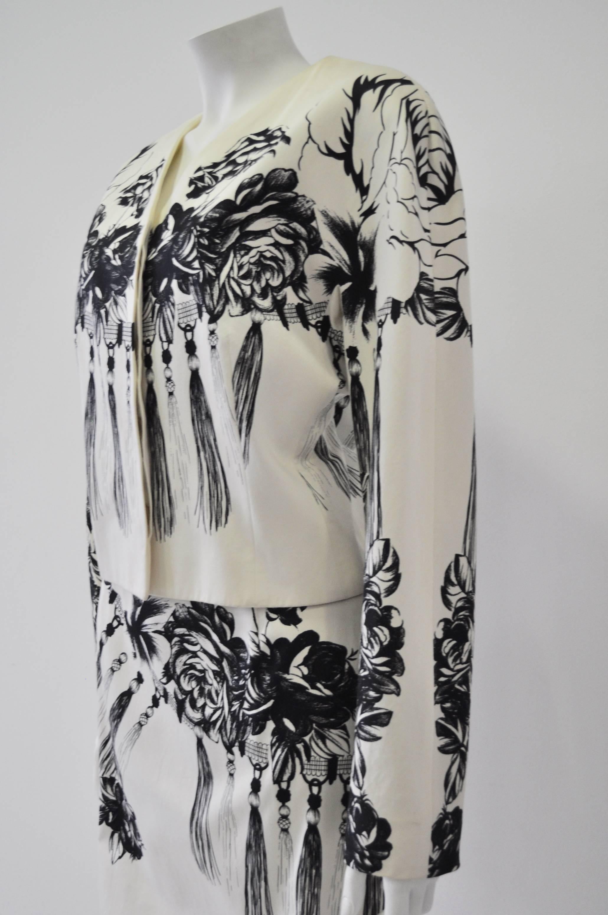 Stunning Gianni Versace Tasseled Roses Print Cotton Skirt Suit In New Condition For Sale In Athens, Agia Paraskevi