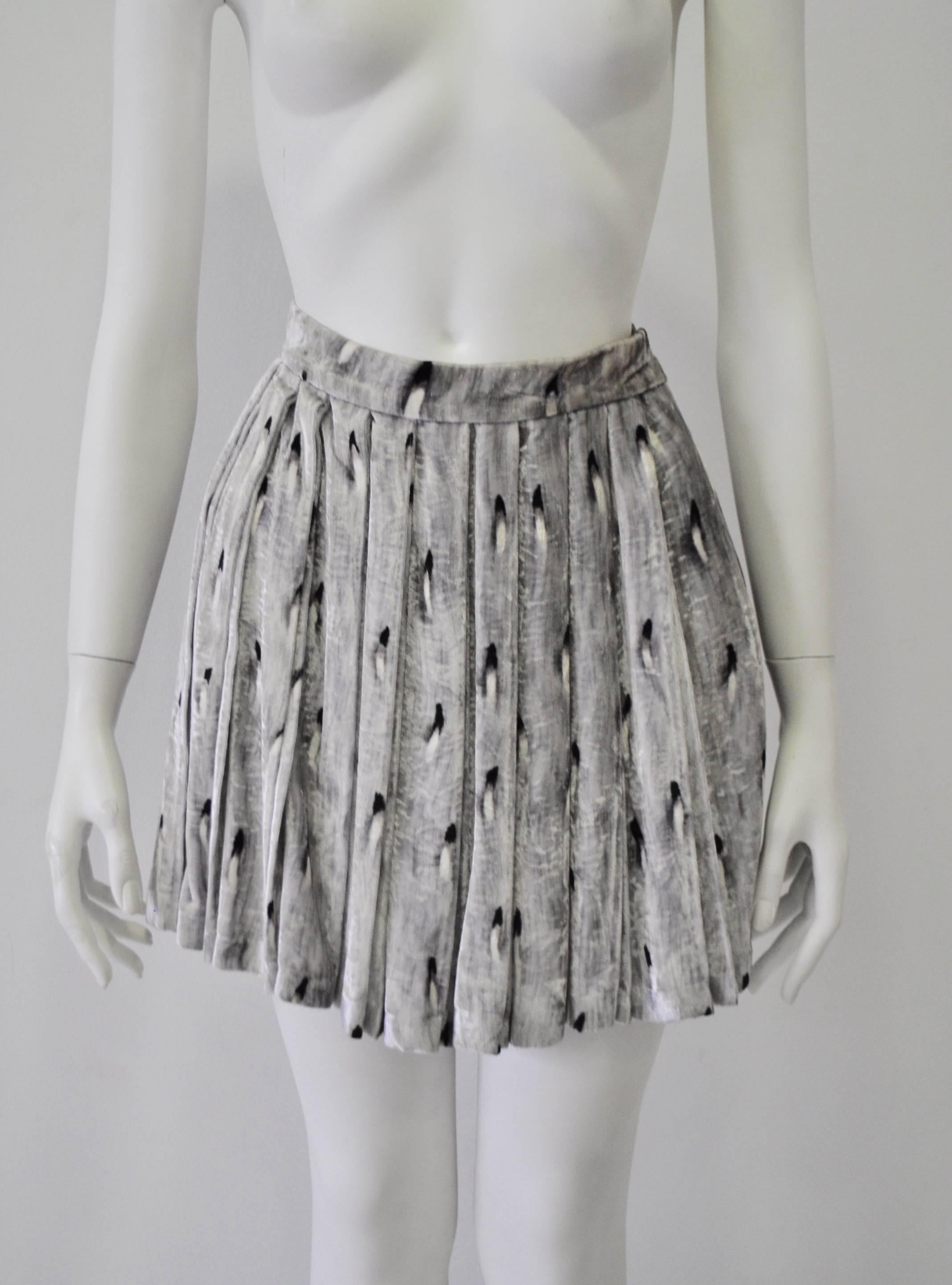 Exquisite Gianni Versace Couture Silver Abstract Plume Print Crushed Velvet Pleated Mini Skirt, Fall 1994