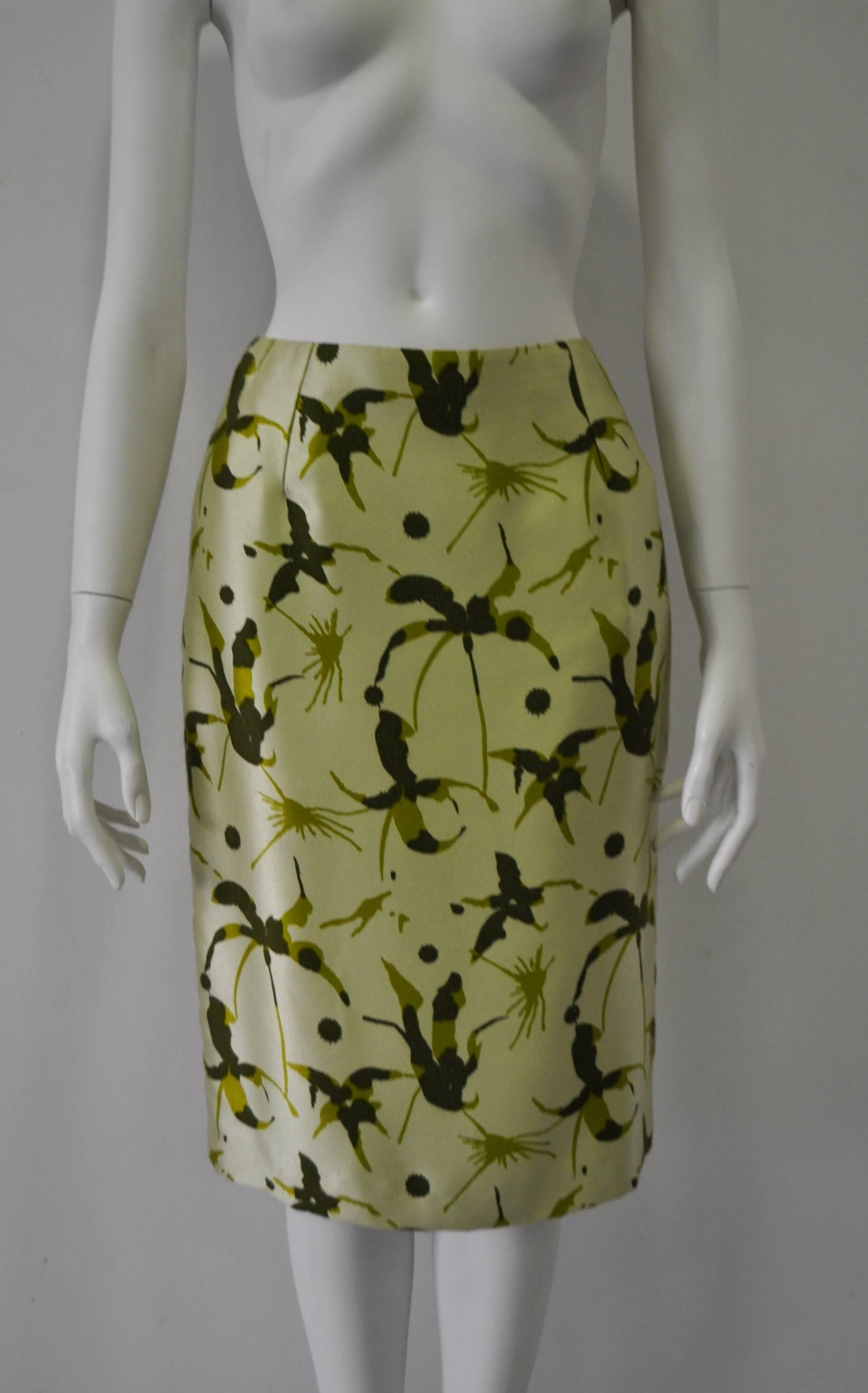 Elegant and Unique Gianni Versace Couture Frond Print Silk Pencil Skirt In New Condition For Sale In Athens, Agia Paraskevi