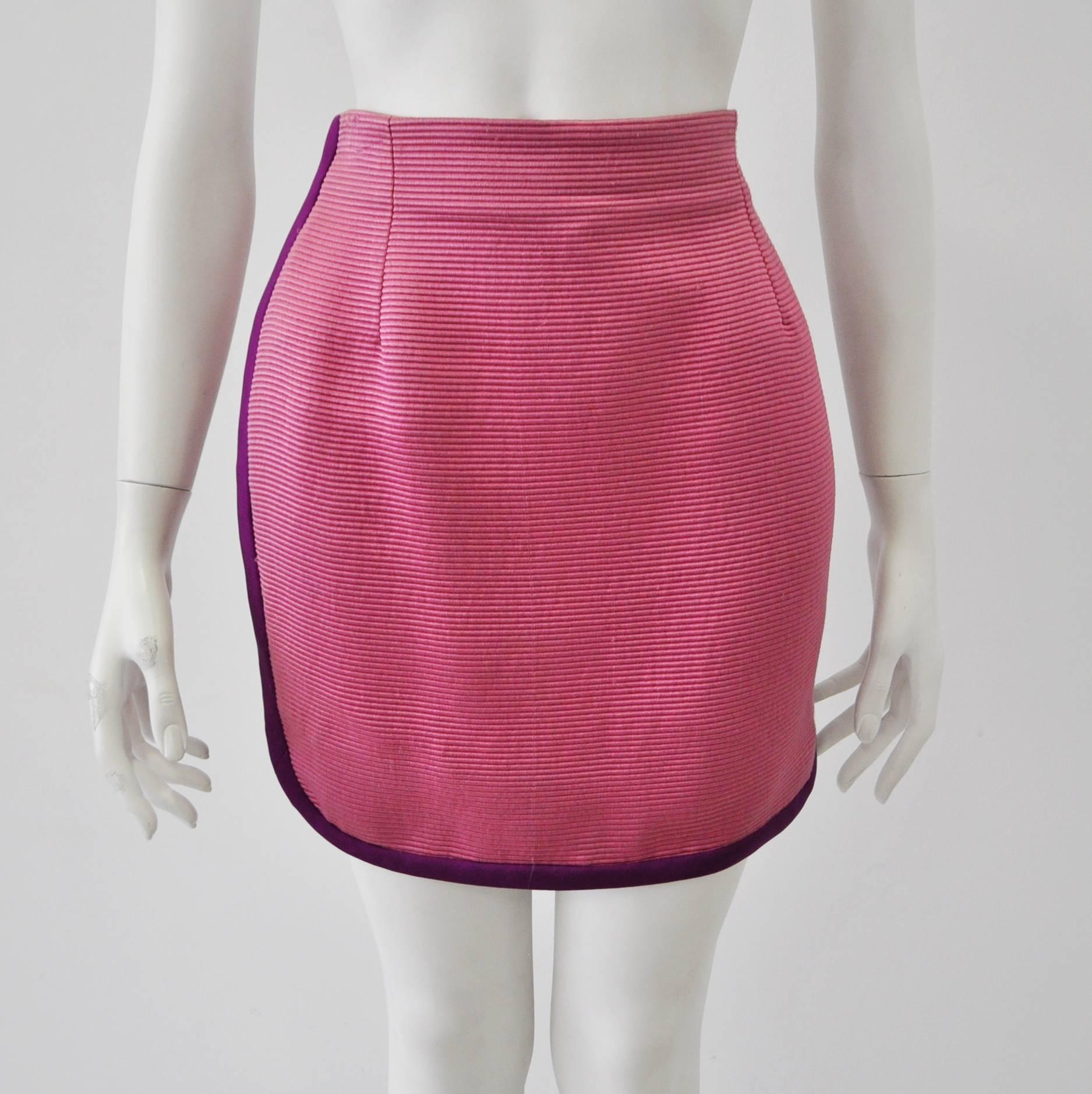 Chic Gianni Versace Dark Pink Ribbed Mini Skirt with Magenta Piping In New Condition For Sale In Athens, Agia Paraskevi