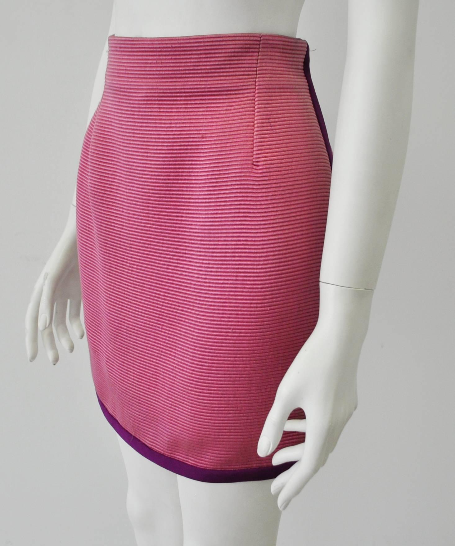 Women's Chic Gianni Versace Dark Pink Ribbed Mini Skirt with Magenta Piping For Sale