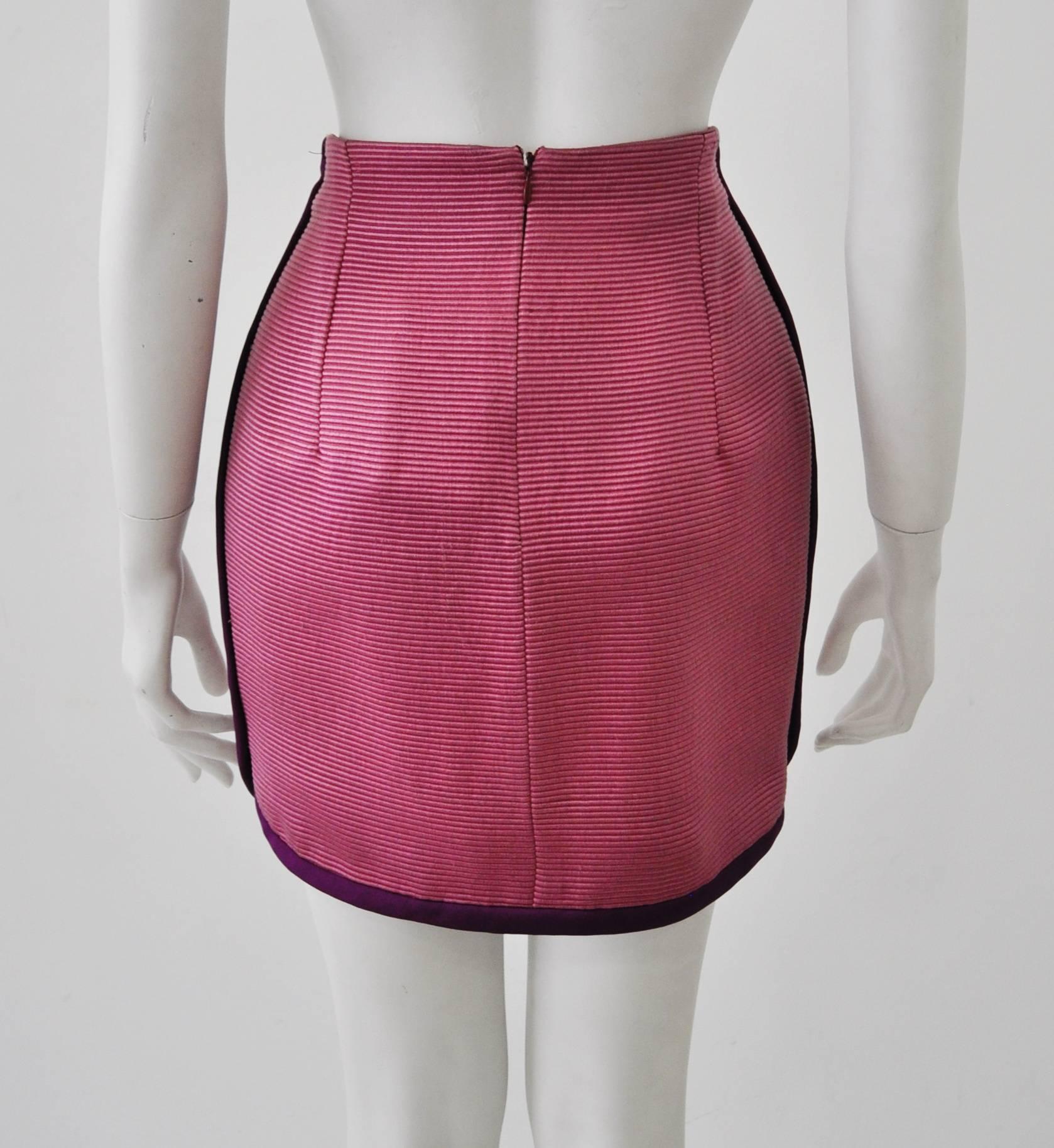 Chic Gianni Versace Dark Pink Ribbed Mini Skirt with Magenta Piping For Sale 1