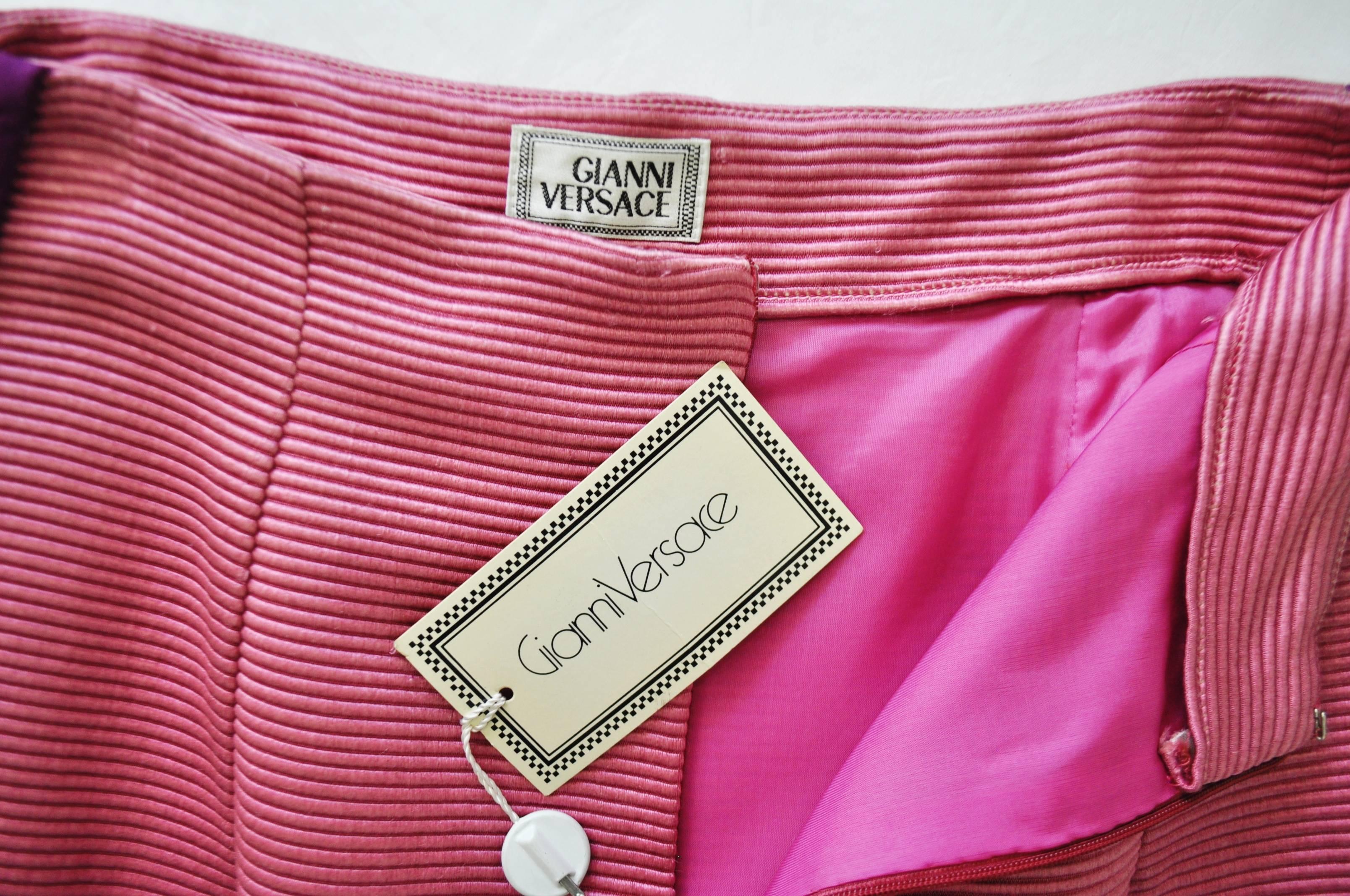 Chic Gianni Versace Dark Pink Ribbed Mini Skirt with Magenta Piping For Sale 2