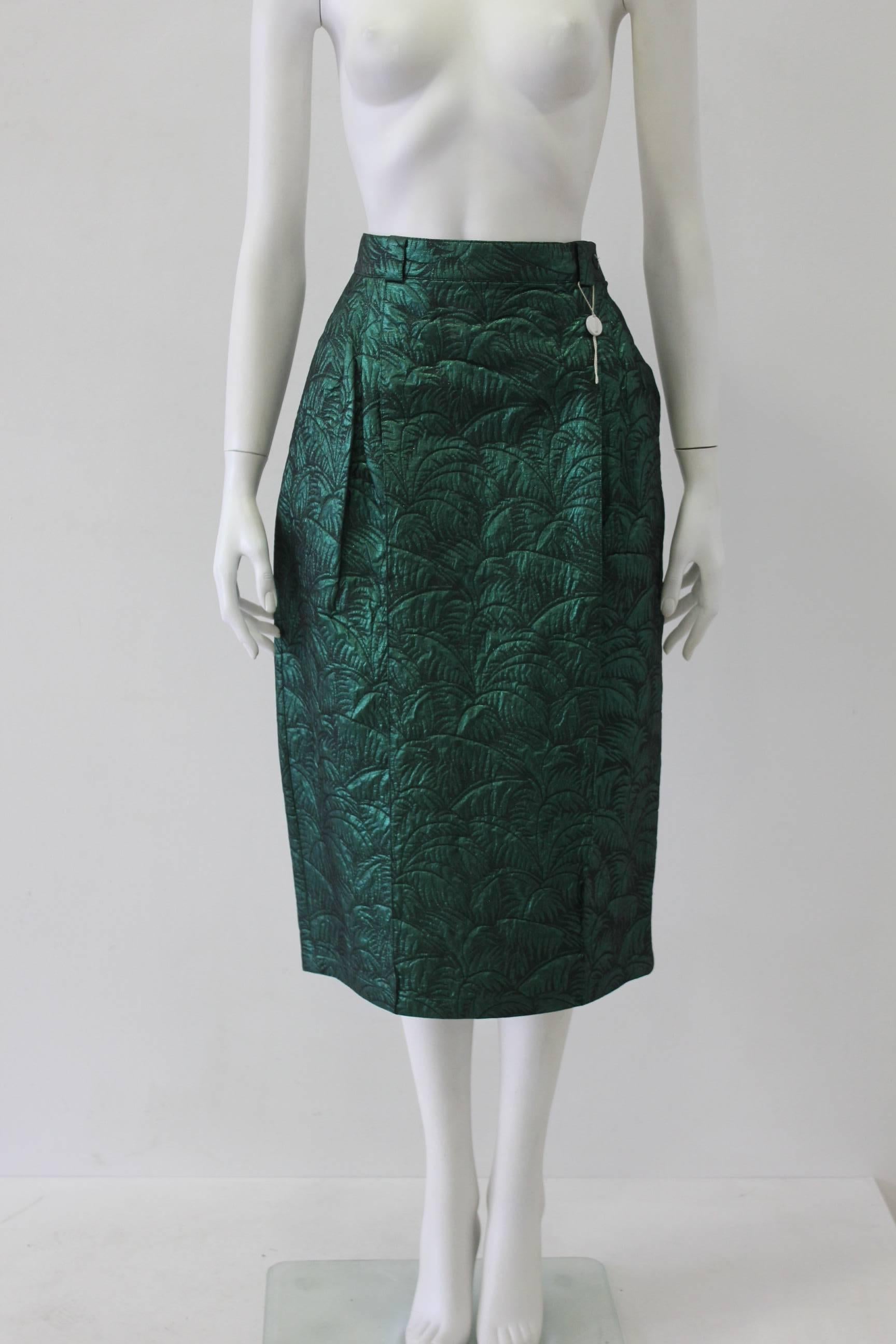 Impress With This Gianni Versace Brocade Lurex High Waist Skirt. Made From A Metallic Fabric Featuring A Beautiful Leaf Print. Paired With A Plain Top And Statement Necklace To Really Let It Shine.