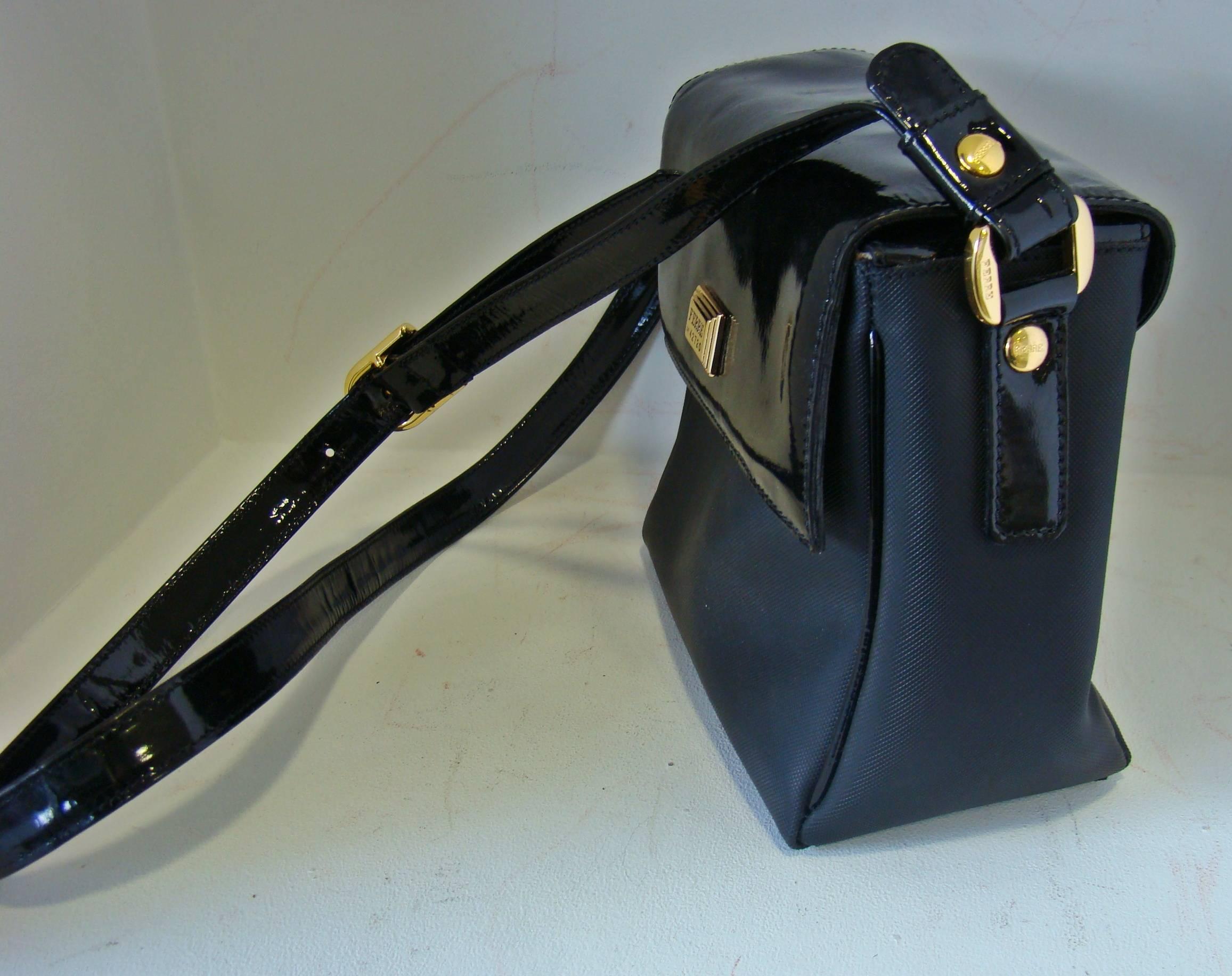 Women's Gianfranco Ferre Black Leather Shoulder Bag For Sale