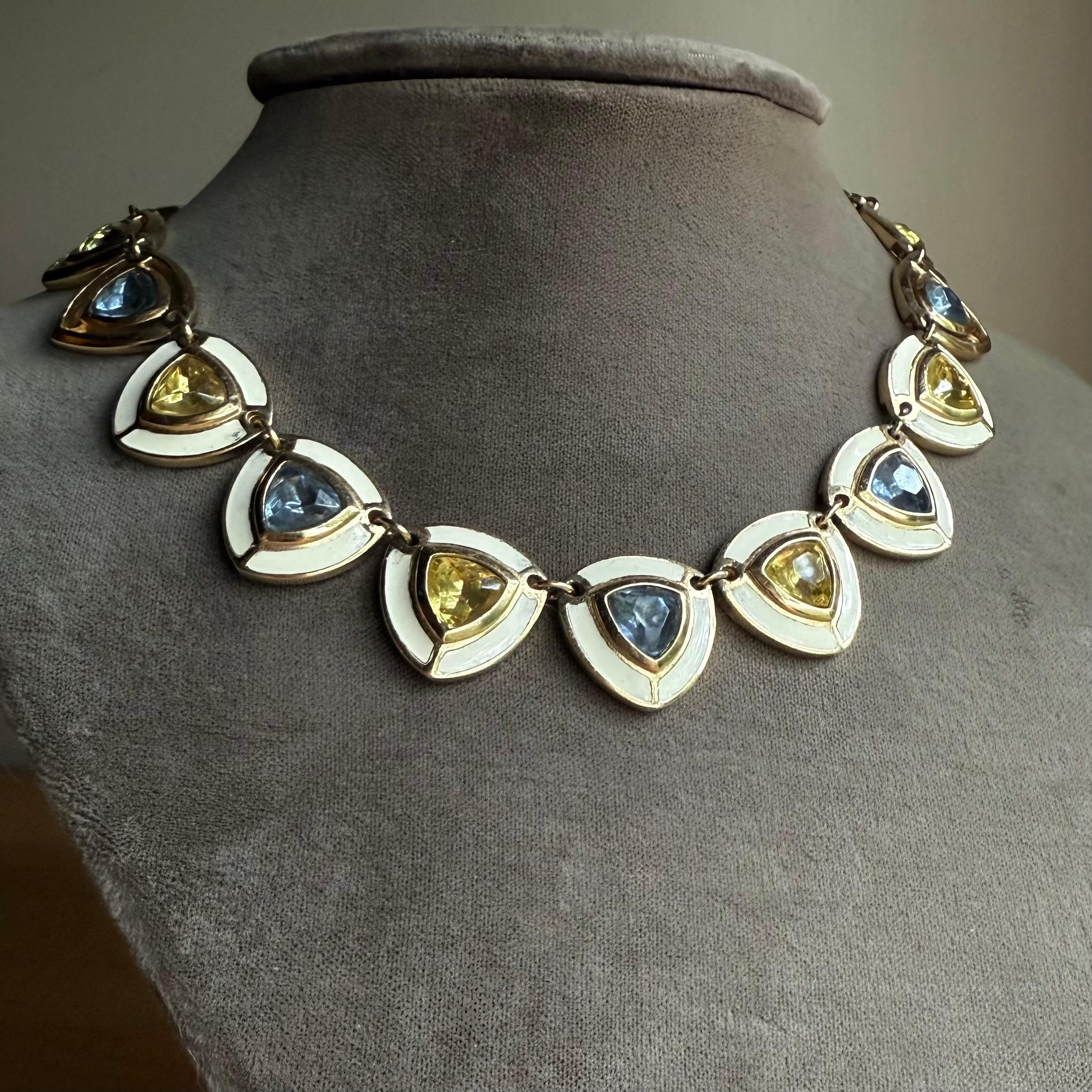 Collier Vintage Christian Dior 1970's Bejeweled avec des cristaux bleu ciel et jaune citron sur une finition dorée avec des détails en émail ivoire.
Quelques légères traces d'usure comme indiqué sur la photo, veuillez zoomer sur les photos. 
Signé