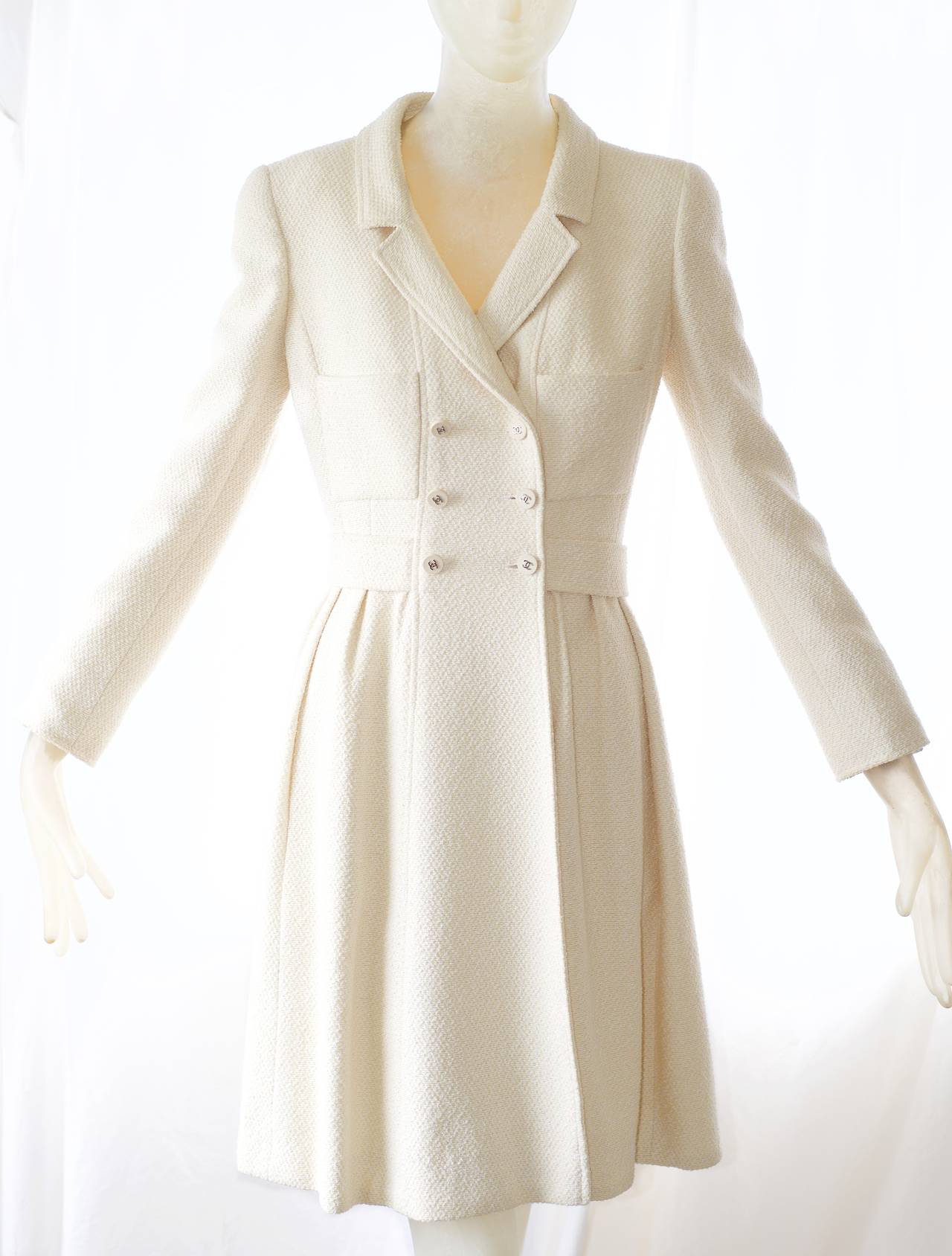 1990s Chanel Cream Jacket In Excellent Condition For Sale In New York, NY