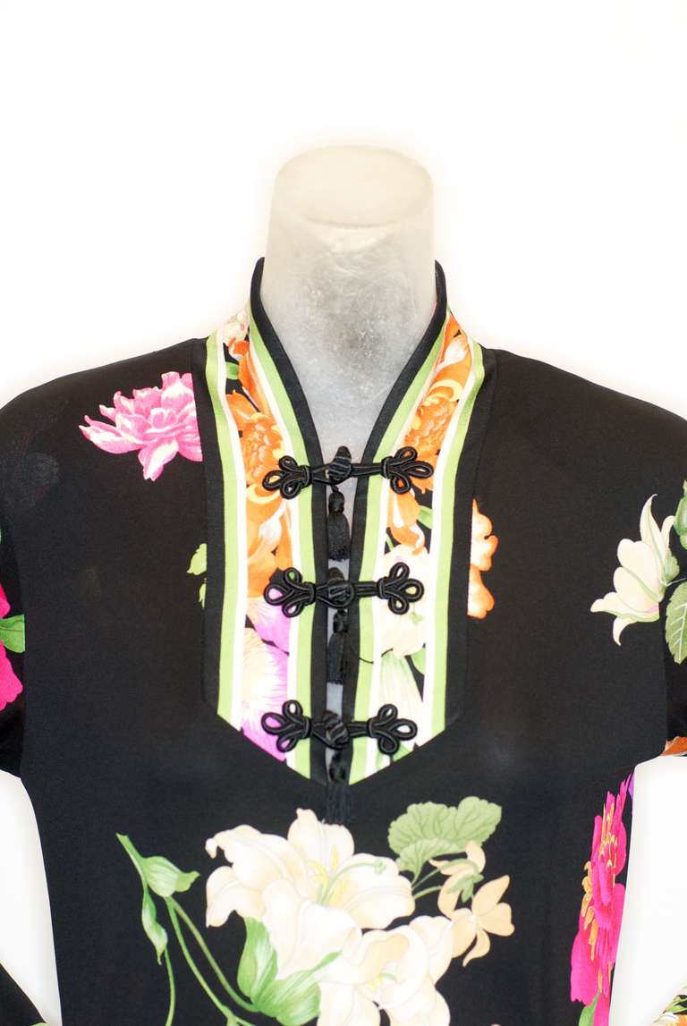 A wonderful Leonard silk jersey tunic with Chinese frog closures.

Bust/waist/hips: 38