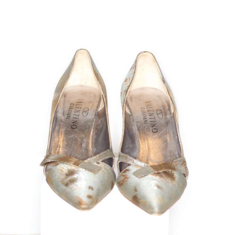Strikingly beautiful Valentino Garavani's silk shoes most likely from the 1960s.  The heel is more then a kitten but not a stiletto.  Super chic and elegant.  And very rare.  

Size 39.