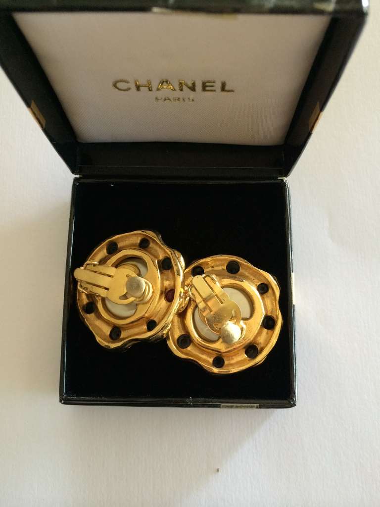 Chanel Gripoix and Pearl Earrings In Excellent Condition For Sale In New York, NY