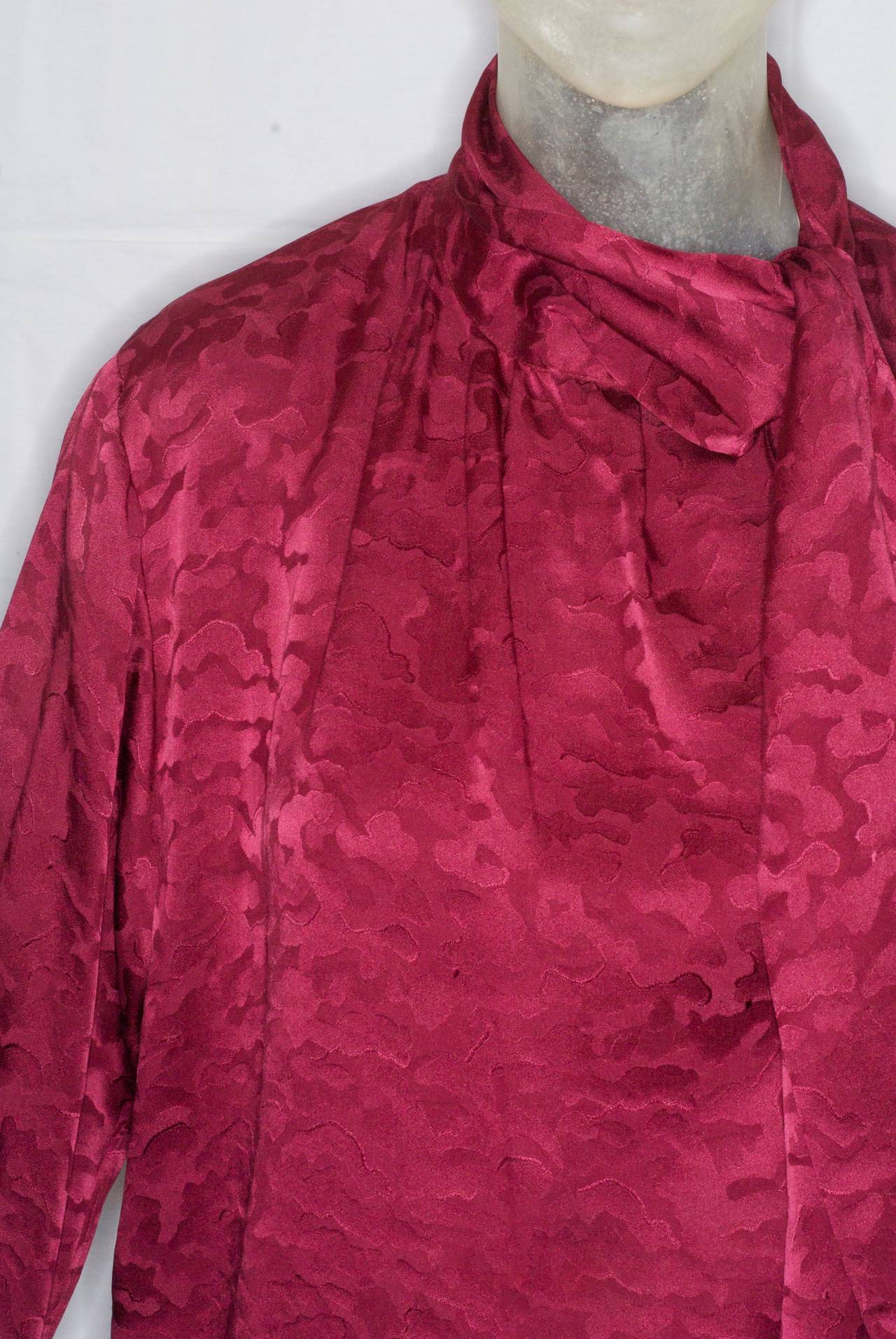 Yves Saint Laurent's silk blouse in a burgundy leopard print is a timeless classic.

Size 42.

Excellent condition.