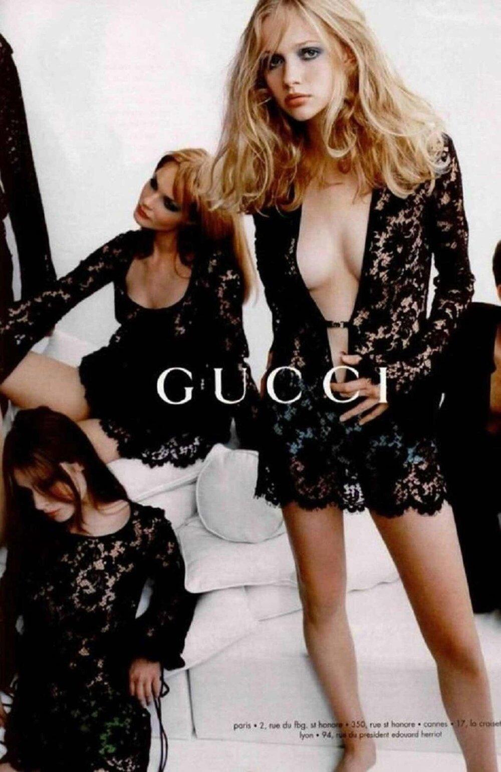 Gucci by Tom Ford Printemps/Été 1996 Mini robe en dentelle noire 
Une pièce rare et de collection de la collection emblématique printemps/été 1996 de Tom Ford pour Gucci. Cette magnifique mini robe est confectionnée en dentelle florale noire