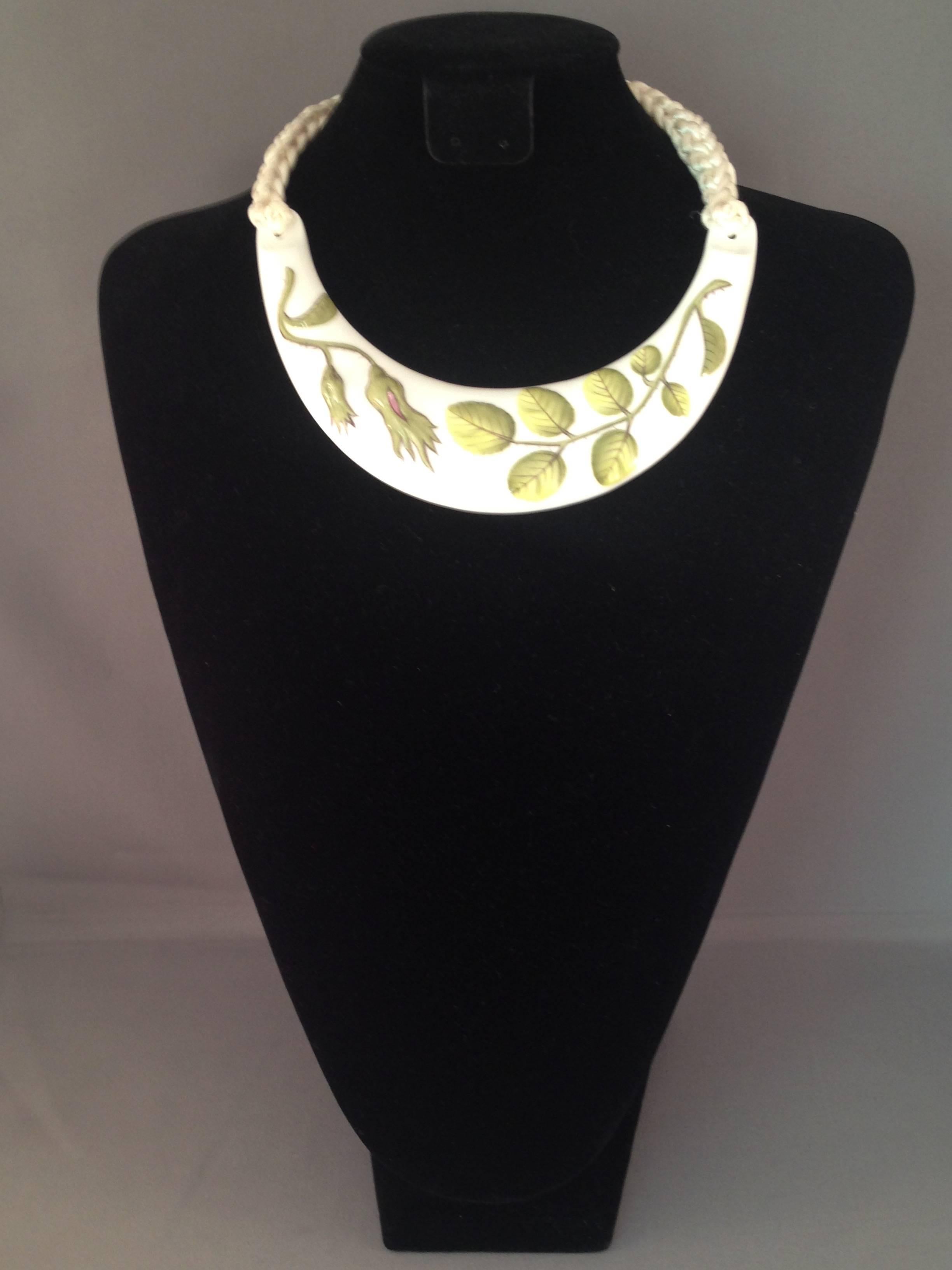 Rare 1976 Kenneth Jay Lane Royal Worchester Blind Earl Necklace In Excellent Condition For Sale In Chicago, IL