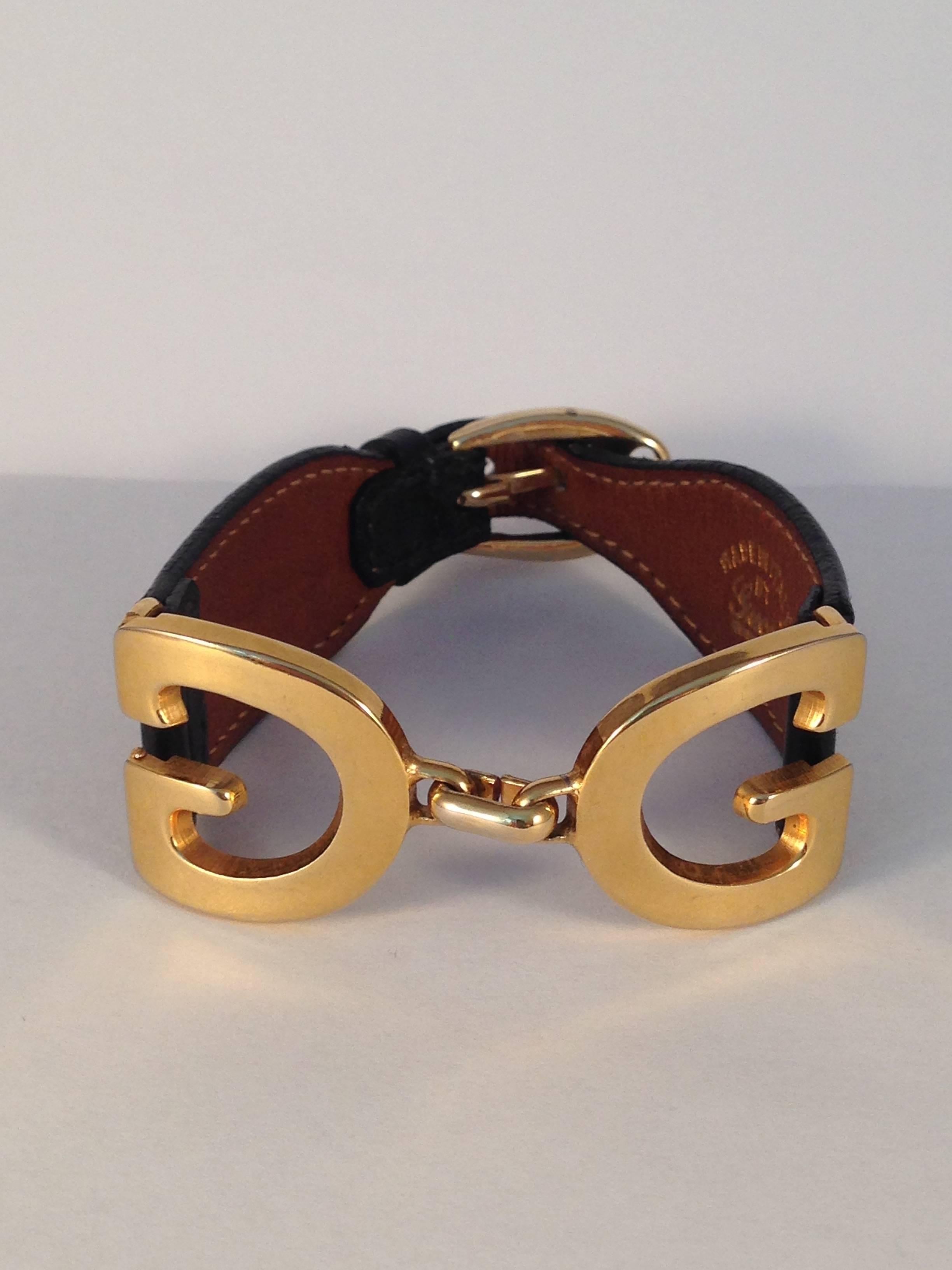 Black leather Gucci bracelet with gold-tone double 
