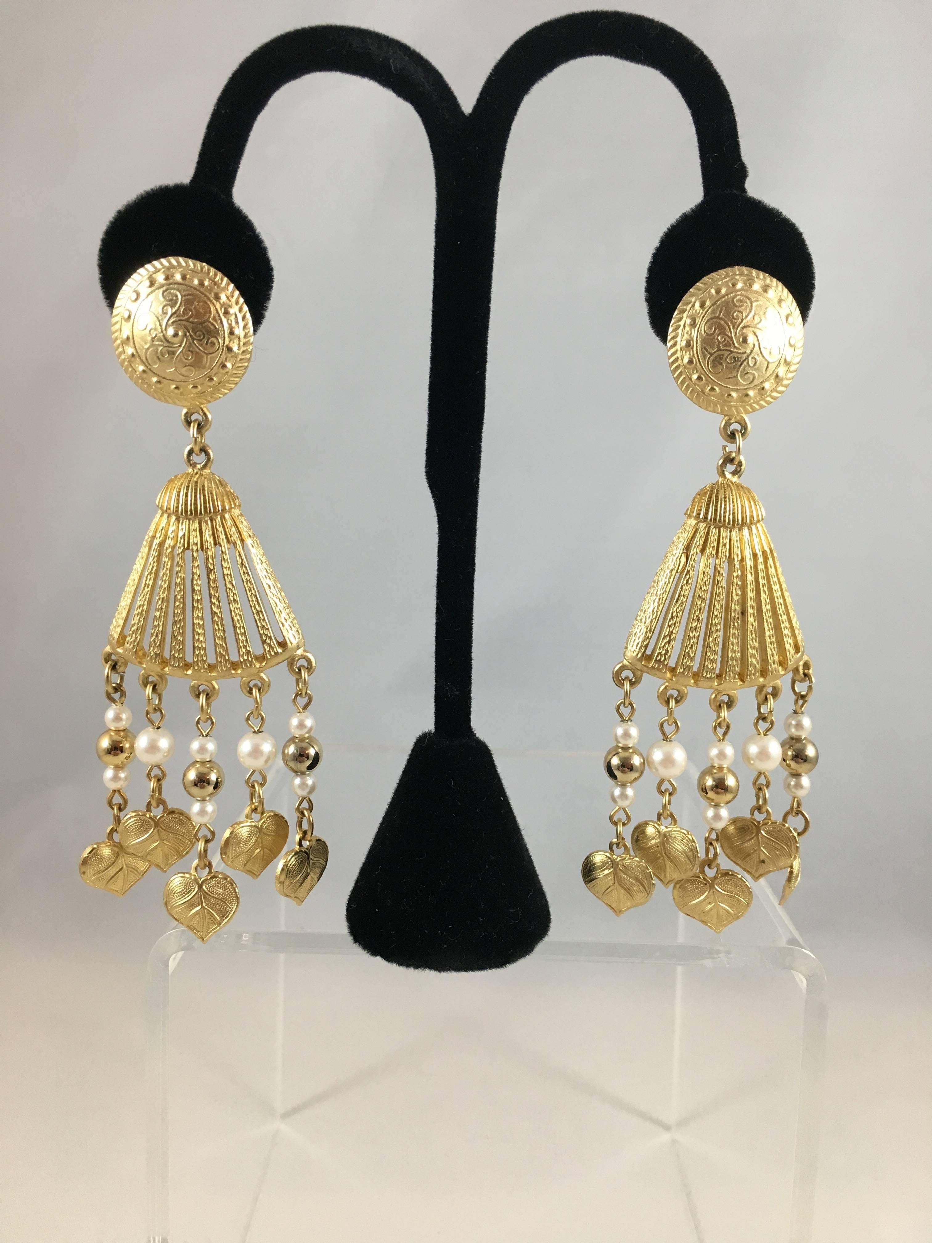 Vintage Givenchy Gold Tone and Faux Pearl Dangle Earrings 1980s In Excellent Condition For Sale In Chicago, IL
