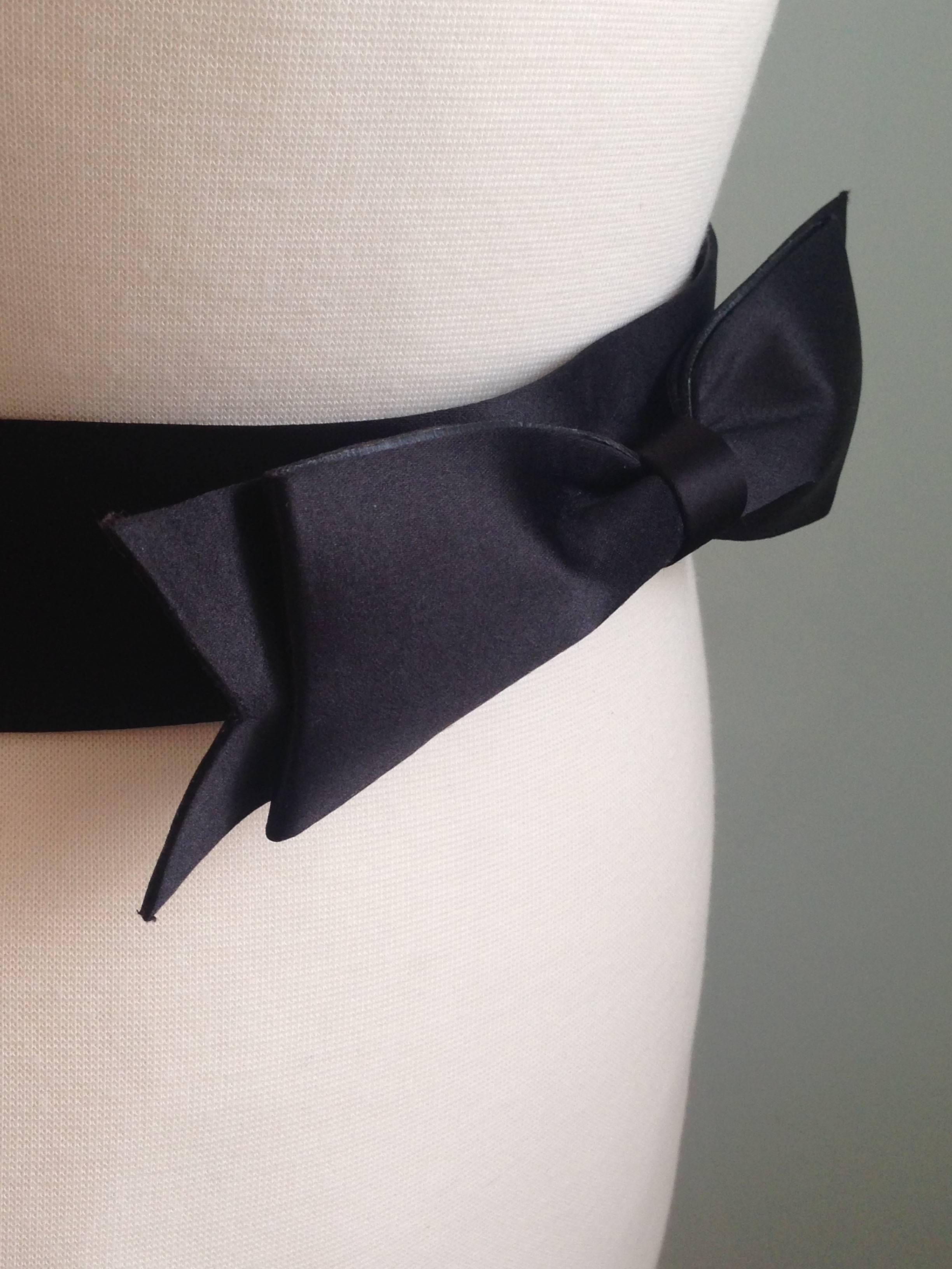 This is a black satin and leather Chanel bow belt from 1995. It is a size large or extra large. It is marked size: 34/85 and fits a waist size 31