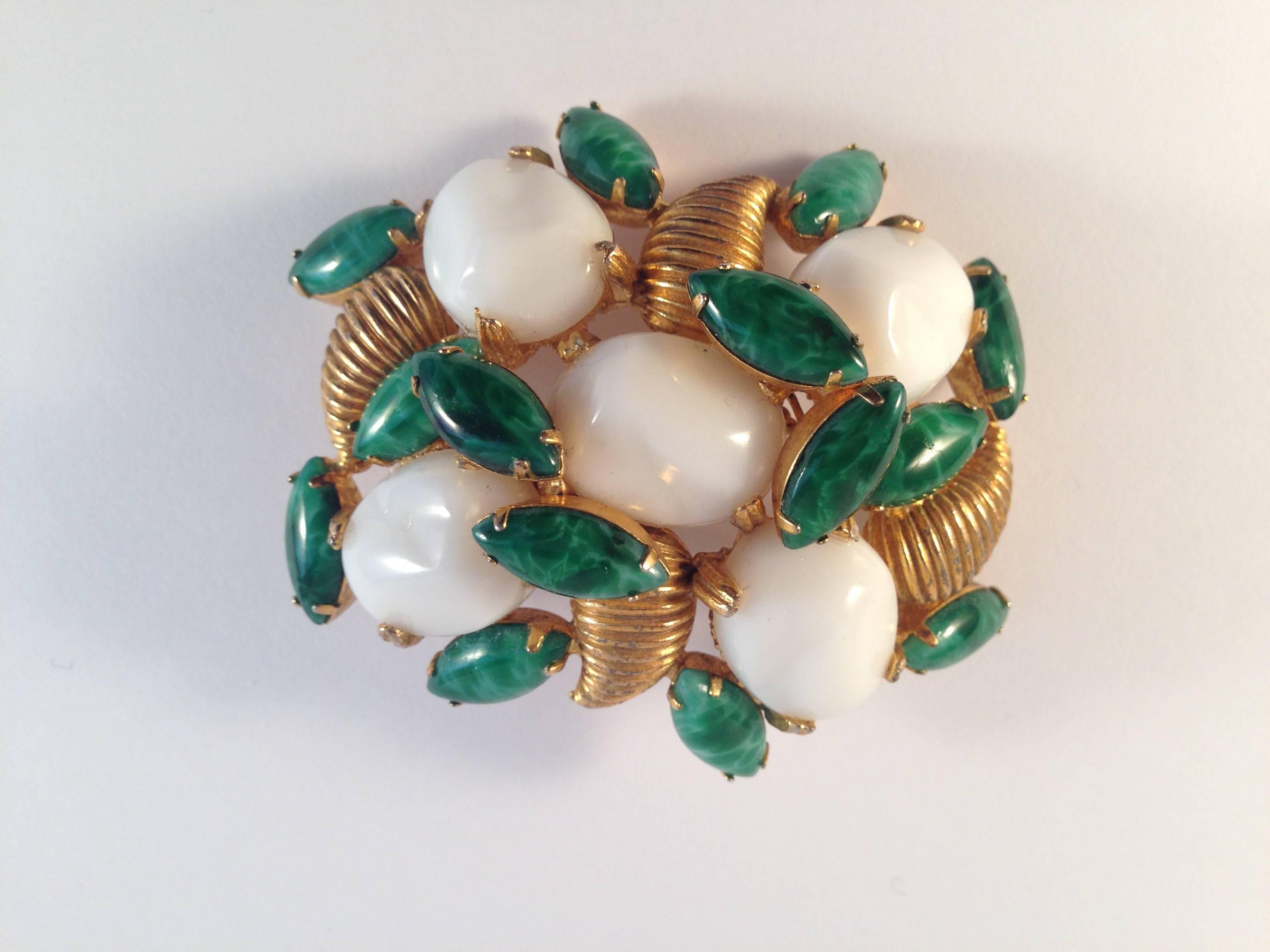 Mimi di N 1960s Green and White Brooch In Excellent Condition For Sale In Chicago, IL