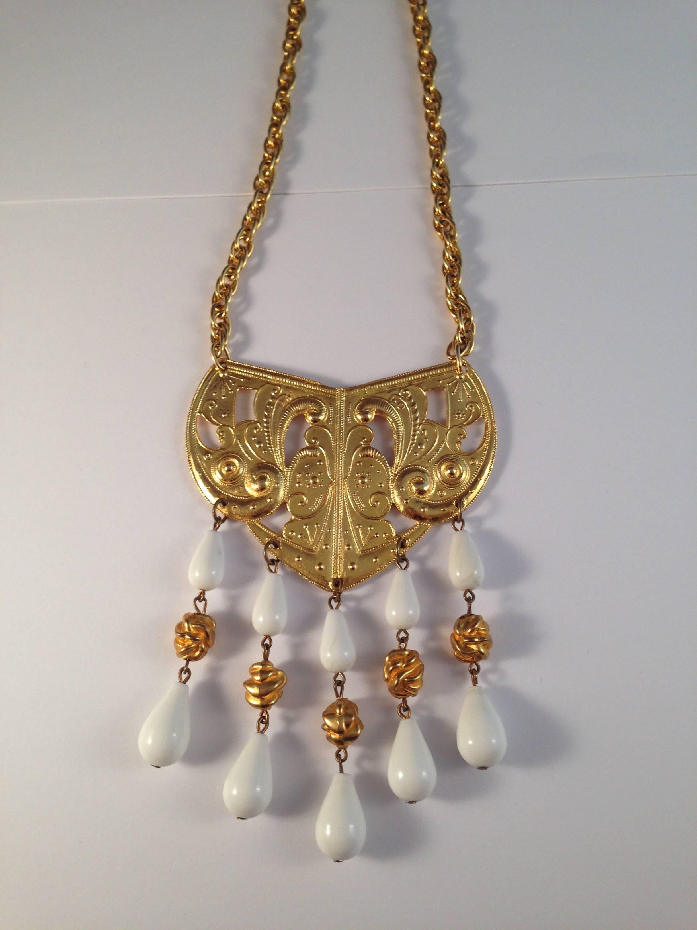 1970s Kenneth Jay Lane Gold Tone and White Pendant Necklace In Excellent Condition For Sale In Chicago, IL
