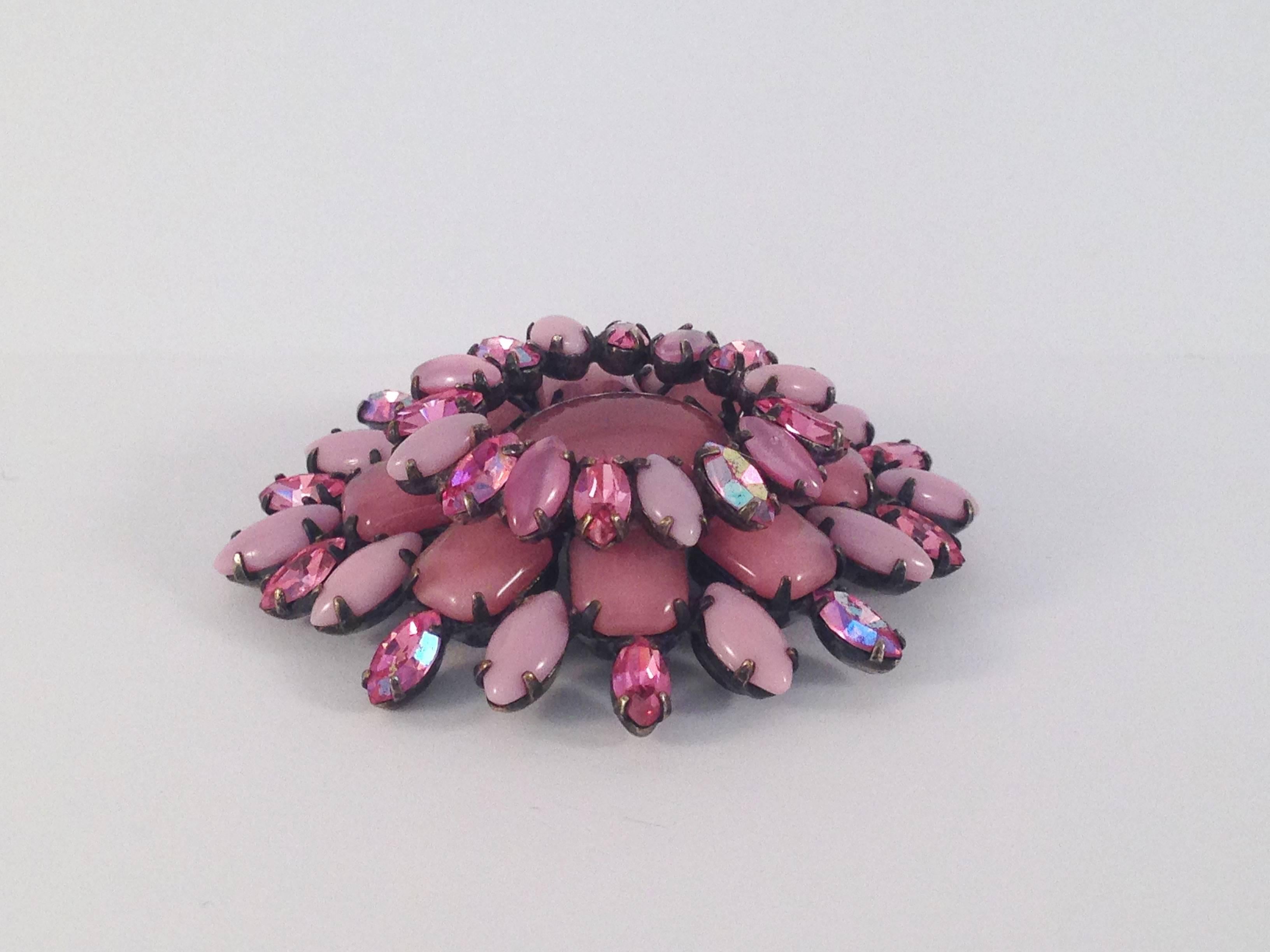 Schreiner Pink 1950s Glass Brooch In Excellent Condition For Sale In Chicago, IL