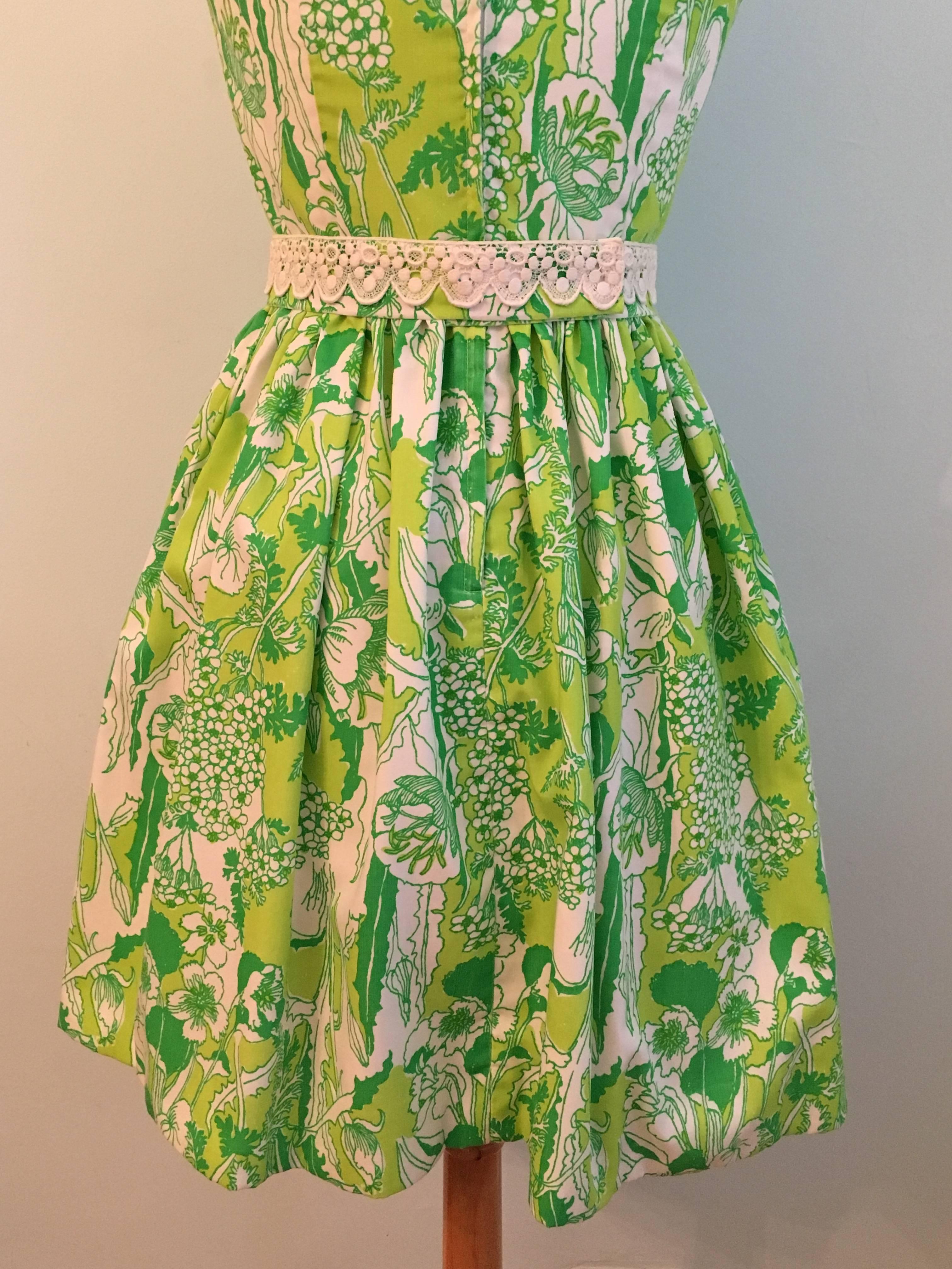 Rare 1960s Lilly Pulitzer Dress Green Floral Print with Huge Lace Collar In Excellent Condition For Sale In Chicago, IL