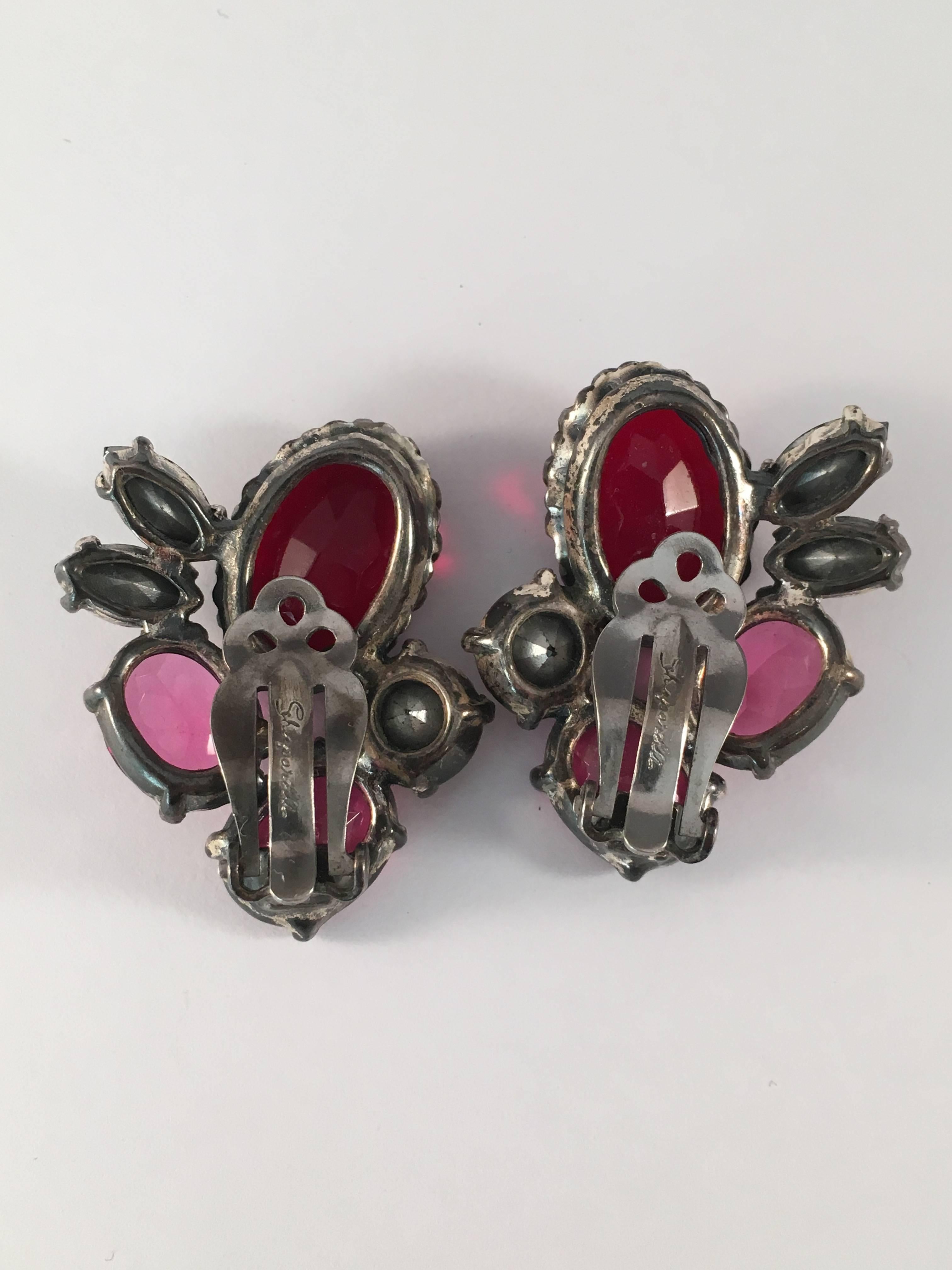 1950s Schiaparelli Pink and Red Rhinestone Earrings In Good Condition In Chicago, IL