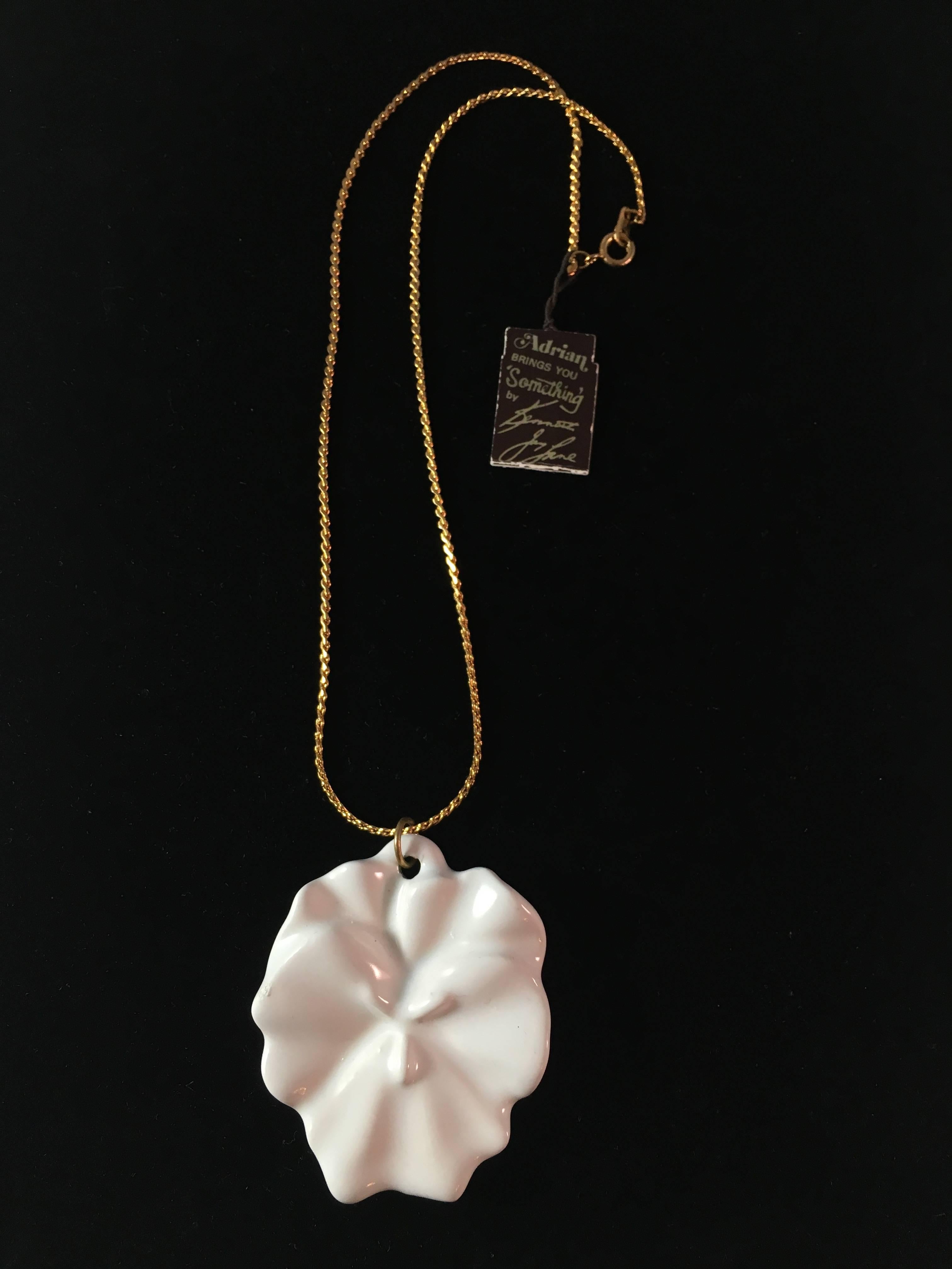 1970s Kenneth Jay Lane Porcelain Flower Pendant Necklace In Excellent Condition For Sale In Chicago, IL