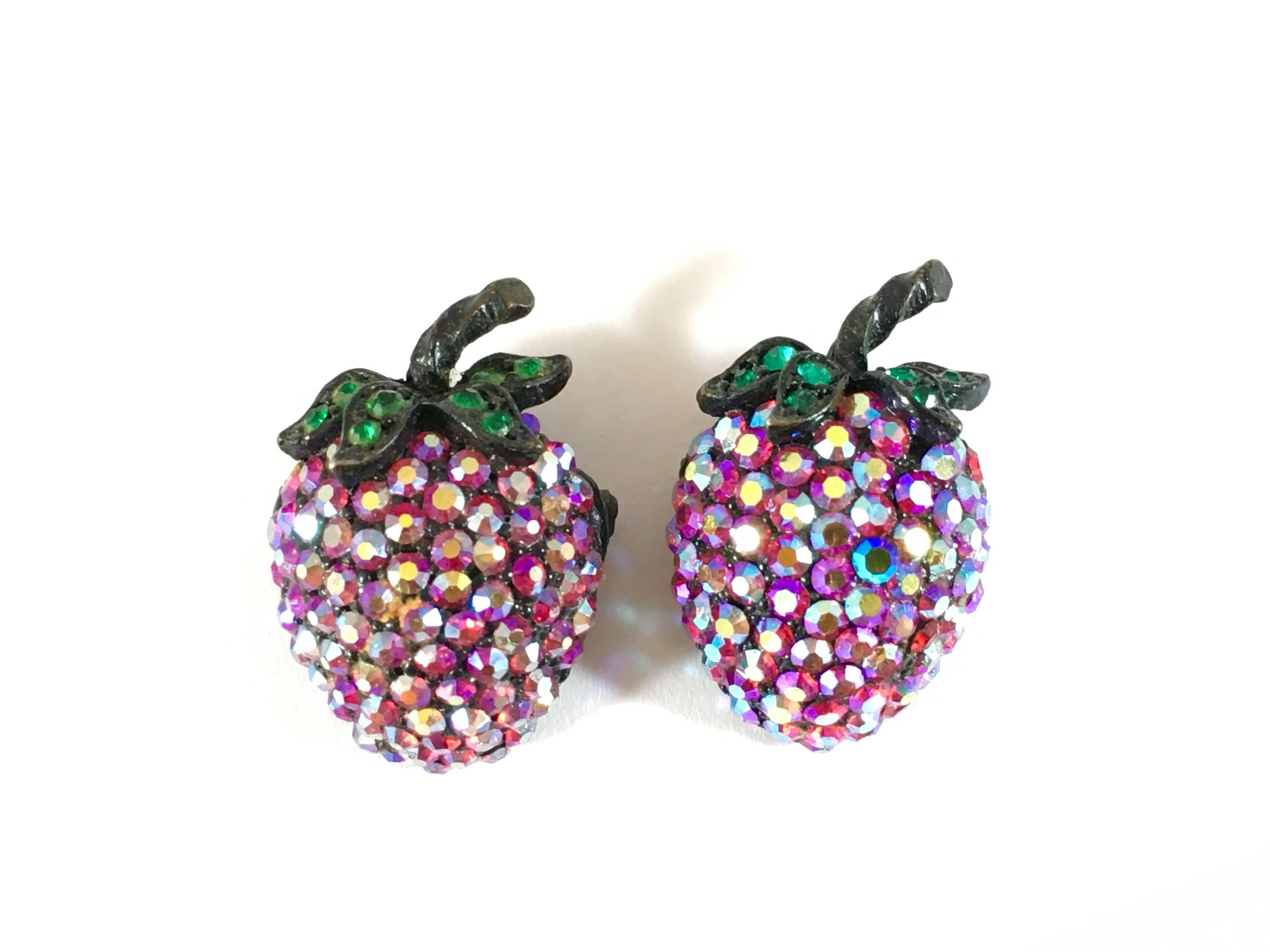 These adorable twin strawberry brooches are from the 1950s. They are made up of red crystal rhinestones in a black enamel 'japanned' setting. They are both signed 'Weiss' on the back. Excellent condition. They are 1 1/8 inches long x 3/4 inches wide.