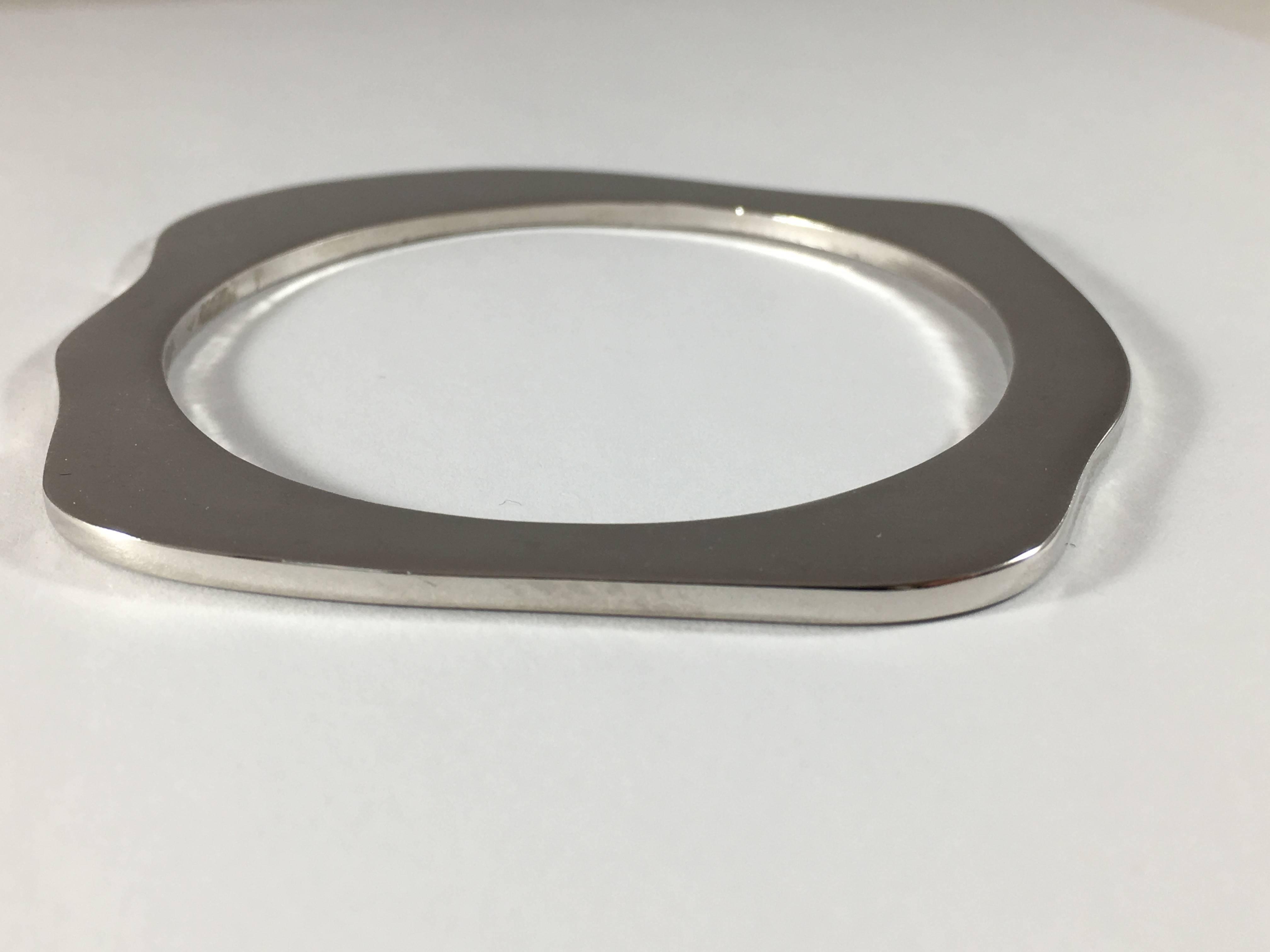 Pierre Cardin 1960s MOD Silvertone Bangle Bracelet In Excellent Condition For Sale In Chicago, IL