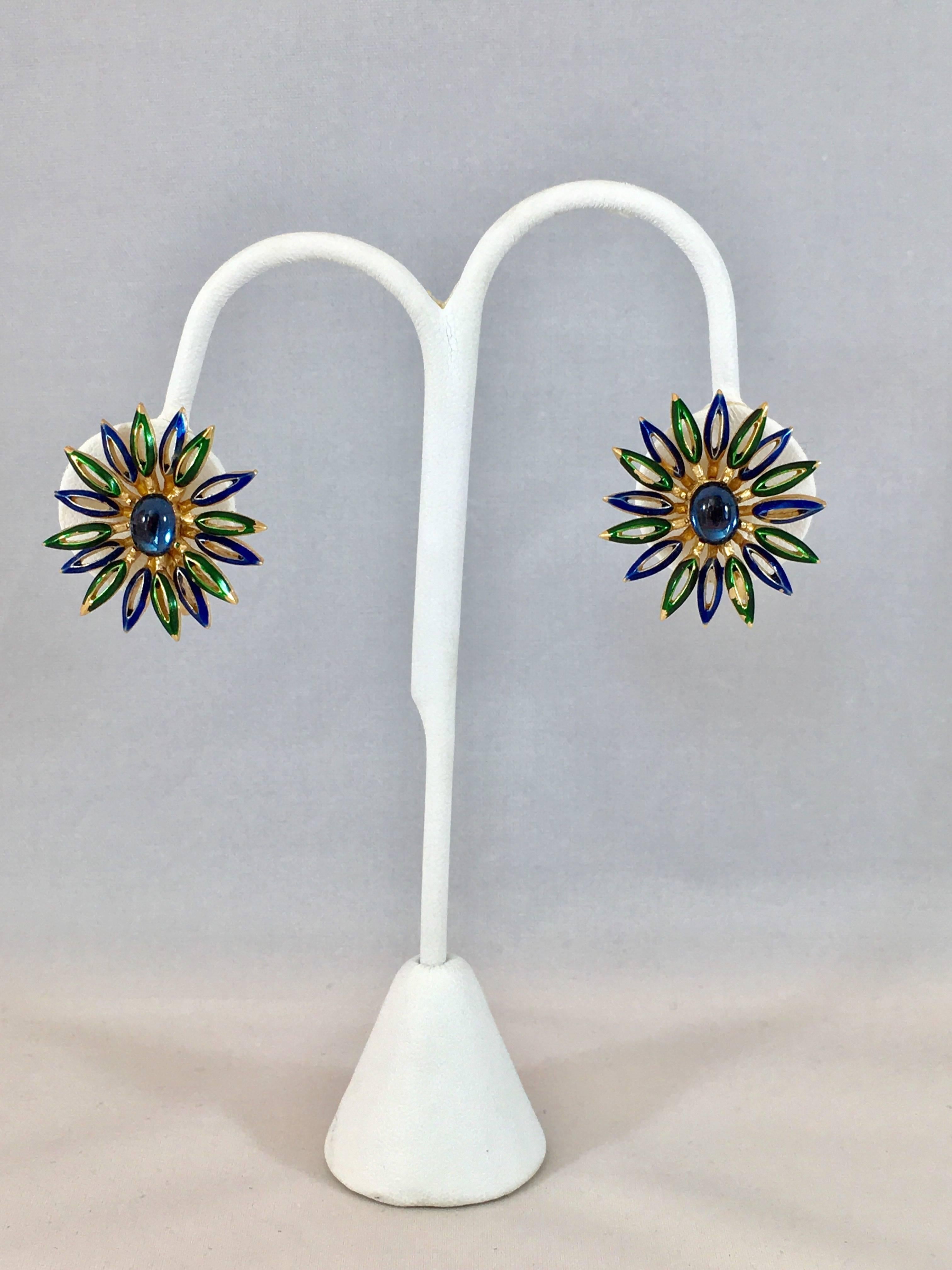 1960s Trifari Clip-on Flower Earrings  In Excellent Condition For Sale In Chicago, IL