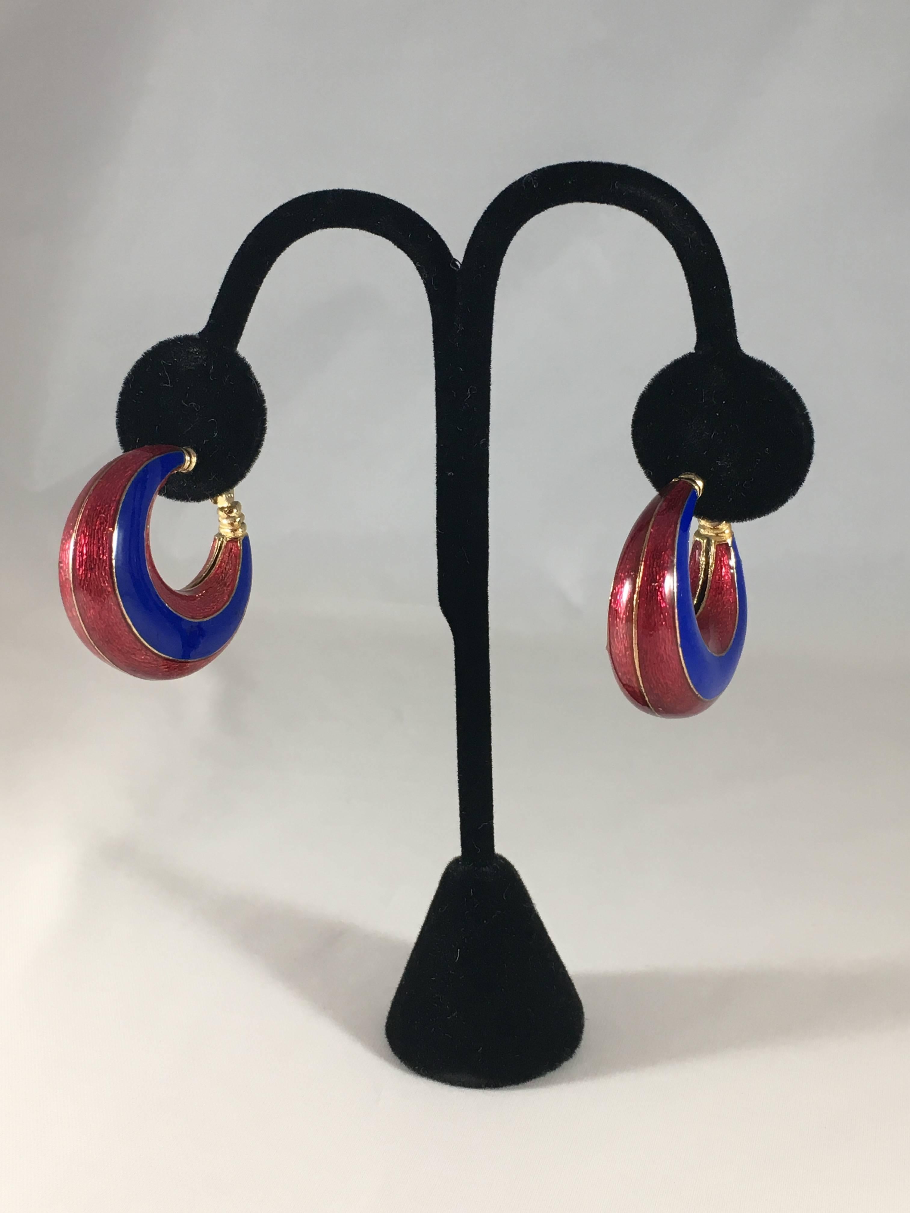 Ciner Enamel Hoop Earrings Red and Blue from the 1960s In Excellent Condition For Sale In Chicago, IL