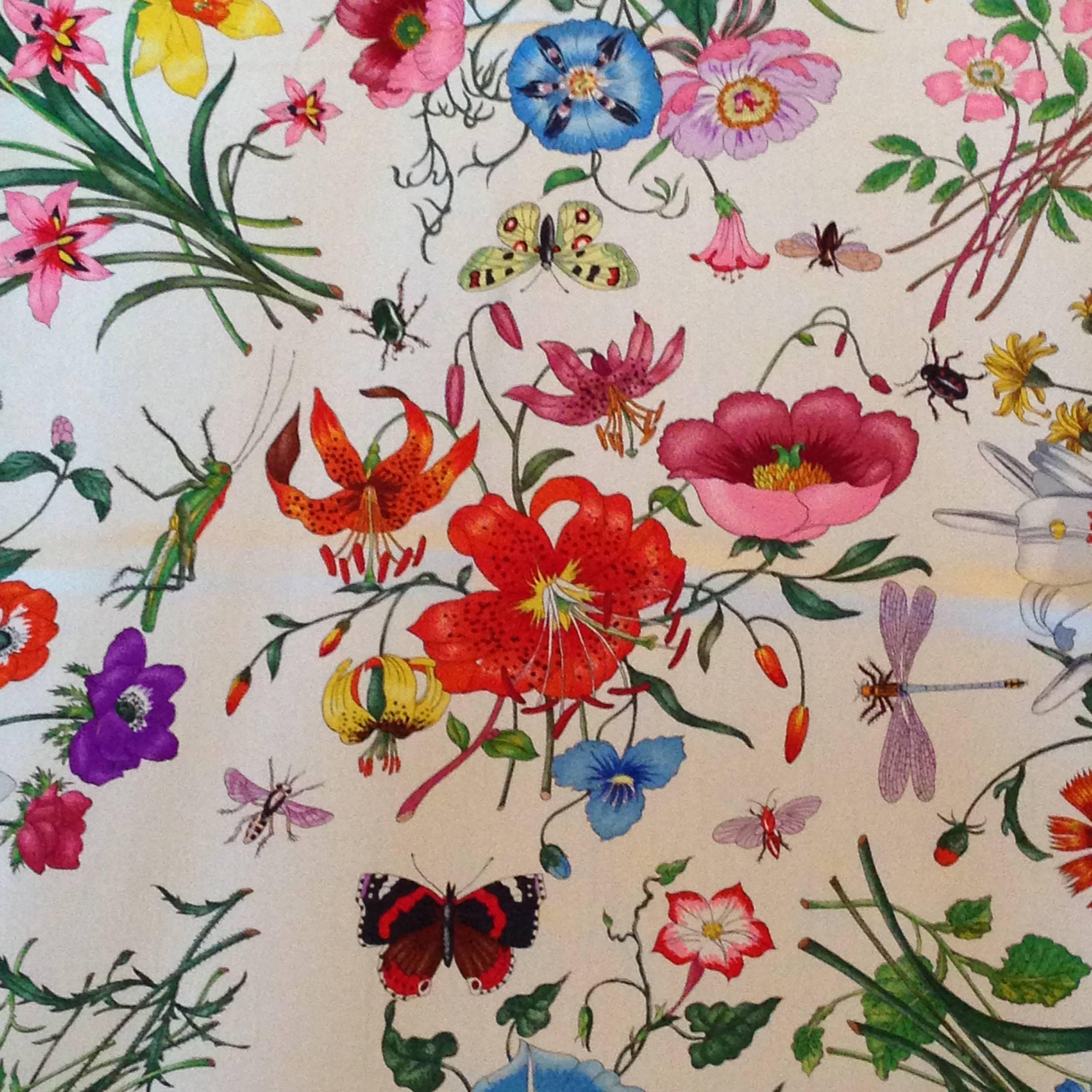 This fabulous 1980s silk Gucci scarf features the iconic 'Flora' pattern which was created by artist, Vittorio Accornero in 1965 as a gift for Princess Grace Kelly. It has a pink border and measures 34