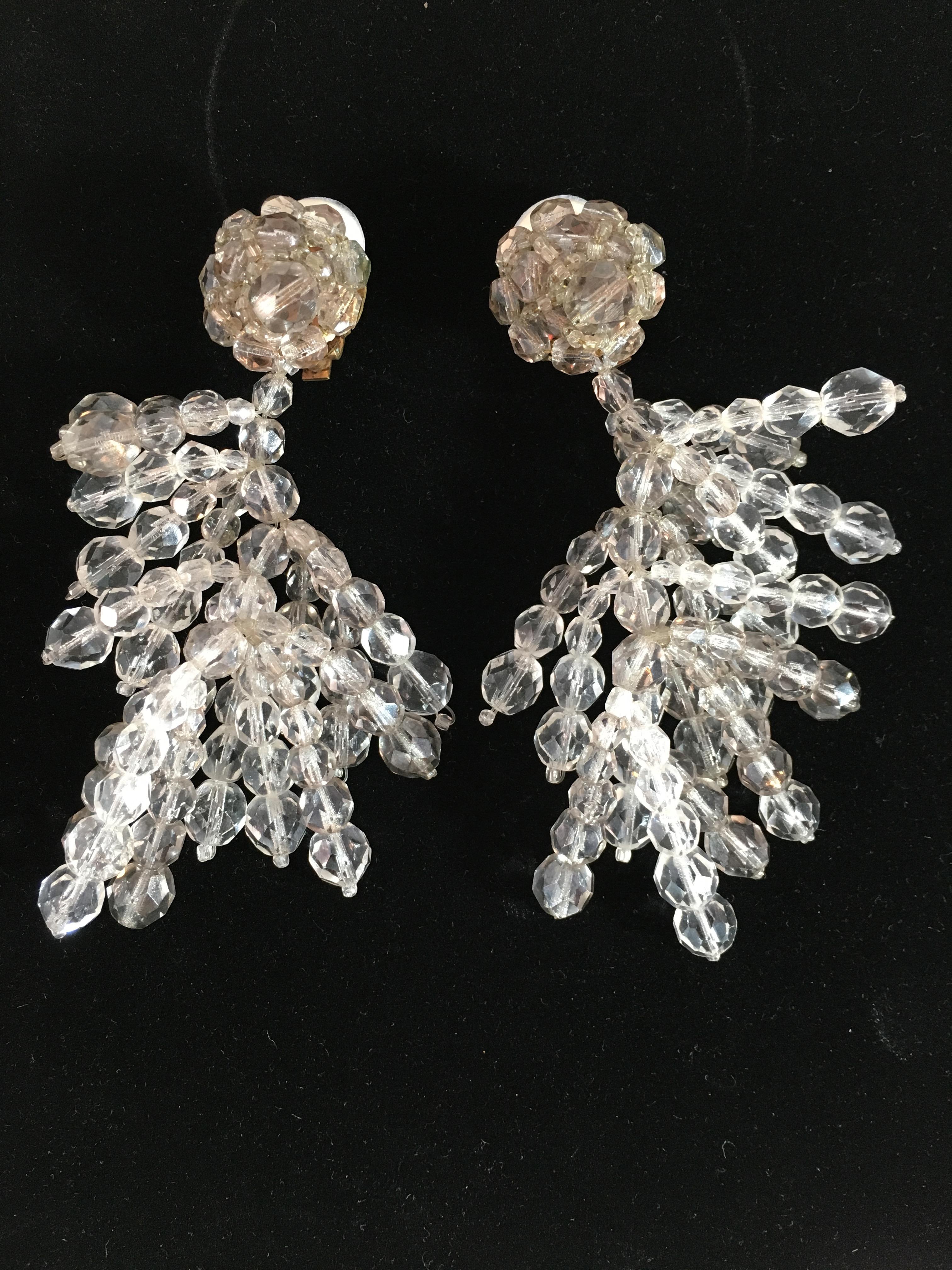 This is a stunning pair of 1950s Coppola e Toppo clip-on earrings. They are made out of grey and clear faceted glass beads and have a classic Coppola e Toppo ombre effect. They measure 4