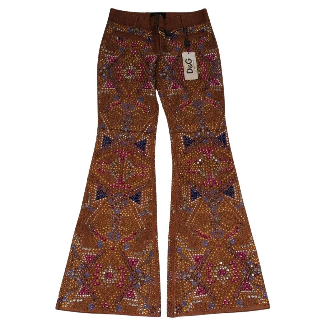 - Extérieur en cuir marron

- Étiqueté taille 40

- Fabriqué en 100% cuir

Condit :

Les jeans sont neufs avec leurs étiquettes ( CE SONT DES NOUVEAUX STOCKS ). 
- Le pantalon est neuf et date du début des années 2000.

Mesures : ( Approximativement
