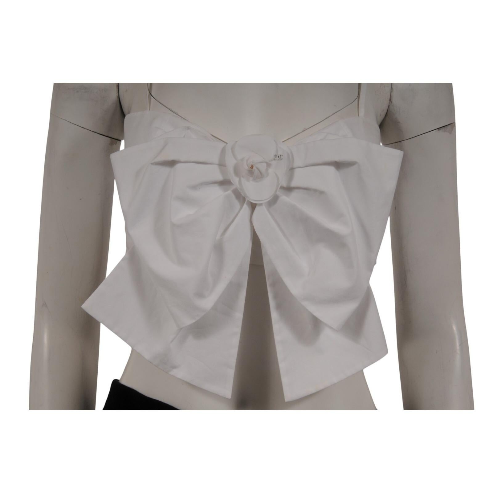 Chanel - Top pour corset avec nœud et épingle à fleur Taille FR 40 Blanc CC Logo Coton Bon état - En vente à North Miami, FL