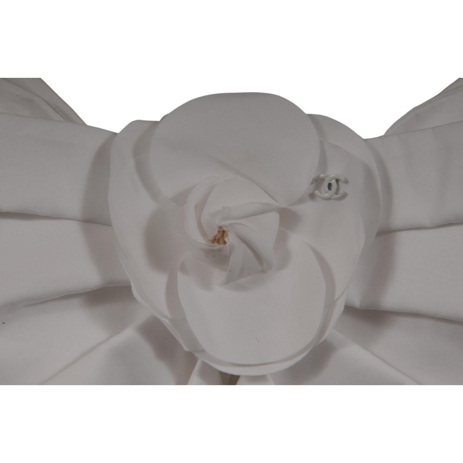 Chanel - Top pour corset avec nœud et épingle à fleur Taille FR 40 Blanc CC Logo Coton en vente 2