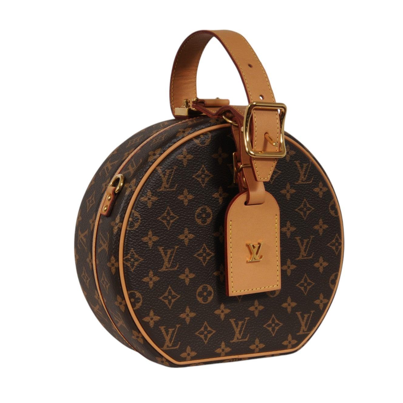 - Extérieur en monogramme marron

- Livré avec une sangle

- Etiquette de bagage estampillée LV



Condit : 

Le sac est en très bon état et ne présente pas d'imperfections majeures. 



Mesures : ( Approximativement en pouces ) 

6.5 L x 6 H x 3