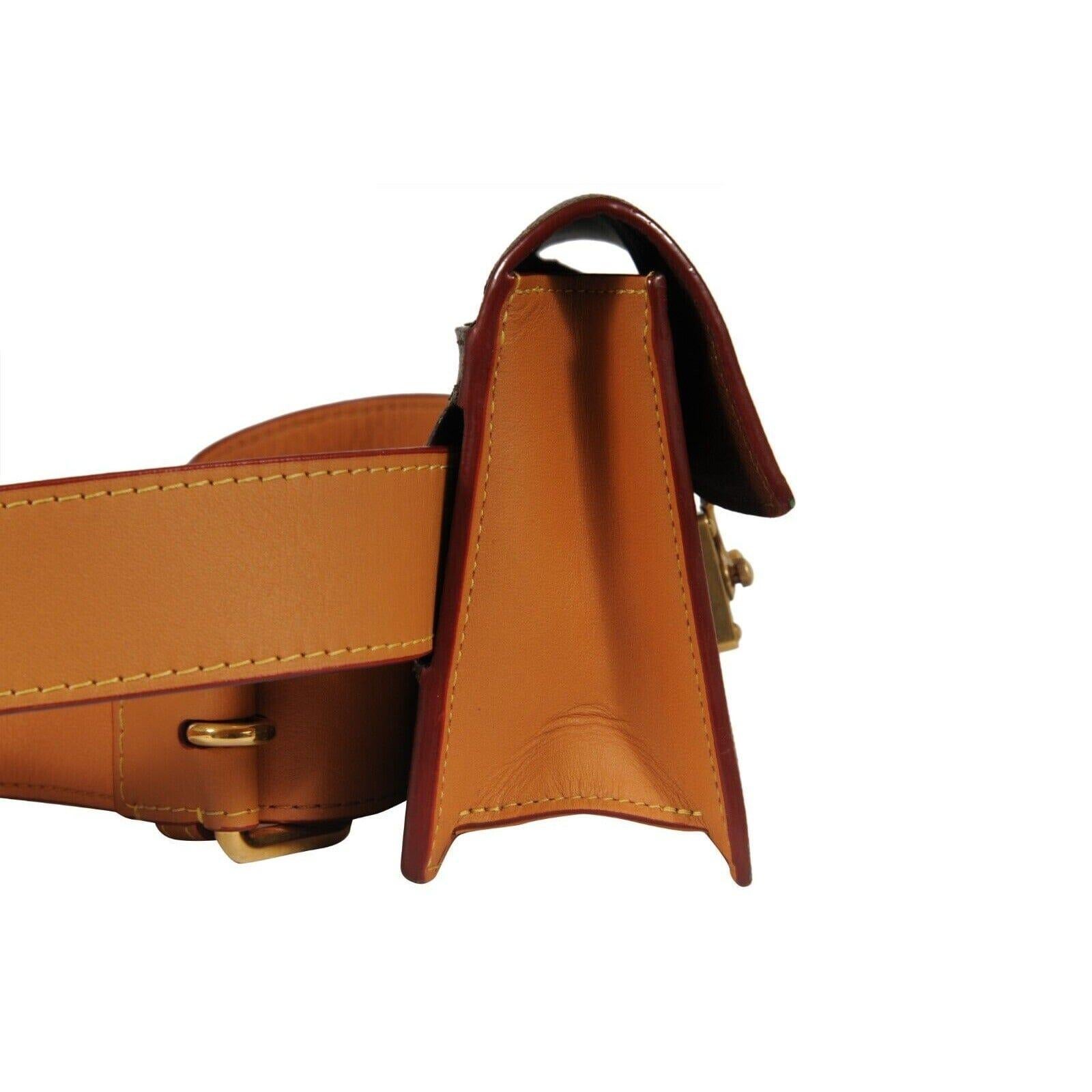 - Esterno in Monogram marrone

- Hardware color oro

- Tasca interna con zip

Condizioni:

La borsa è in ottime condizioni e non presenta imperfezioni di rilievo, la plastica è ancora presente sull'hardware anteriore, una leggera patina intorno alla