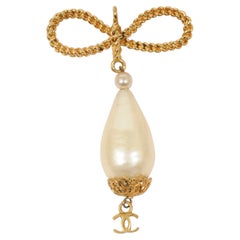 Chanel Vintage Teardrop CC Logo White Pearl Gold Pendant Necklace Pendant Charm