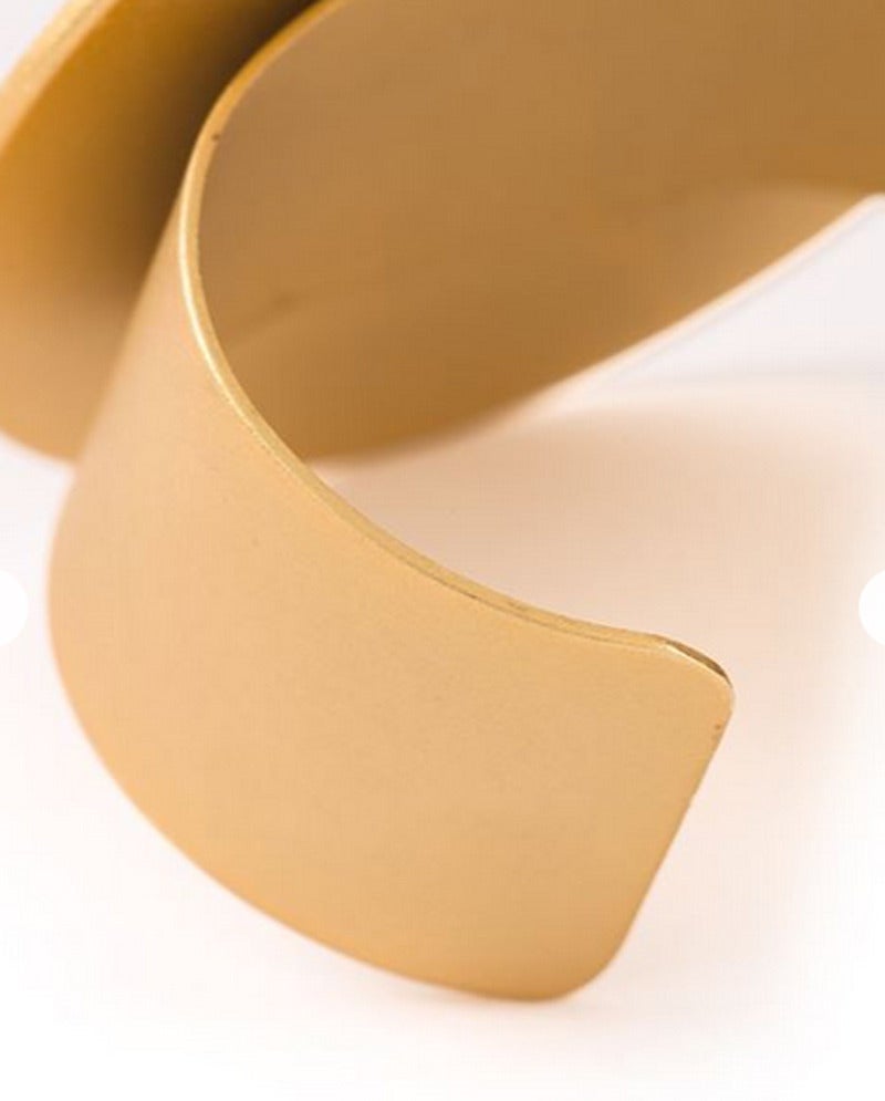 Just great fun and collectable Karl Lagerfeld Défilé Cuff made by Ugo Correani Italy, c.1980. Mat gold plated metal. Signed: KL. Diameter: 7 cm - 2.8 in, Inside diameter: 6 cm - 2 1/3, adjustable opening: 2.3 cm - 0.9 in.